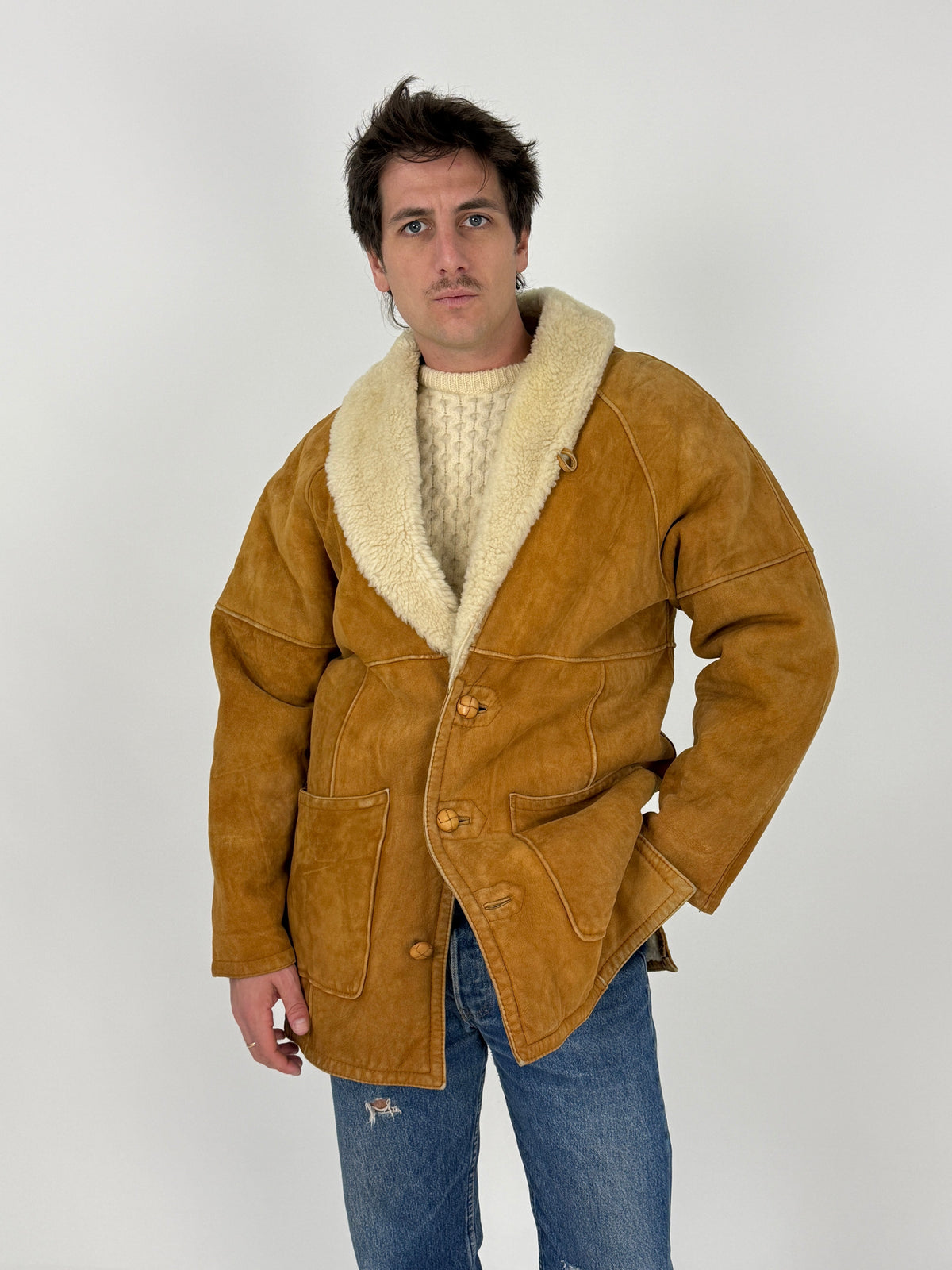 Swearling giacca montone suede butterscotch vintage anni 70 - fronte indossato aperto, colletto scialle shearling riccio avorio, quattro bottoni resina cuoio, tasche toppa basse, taglia 50/L