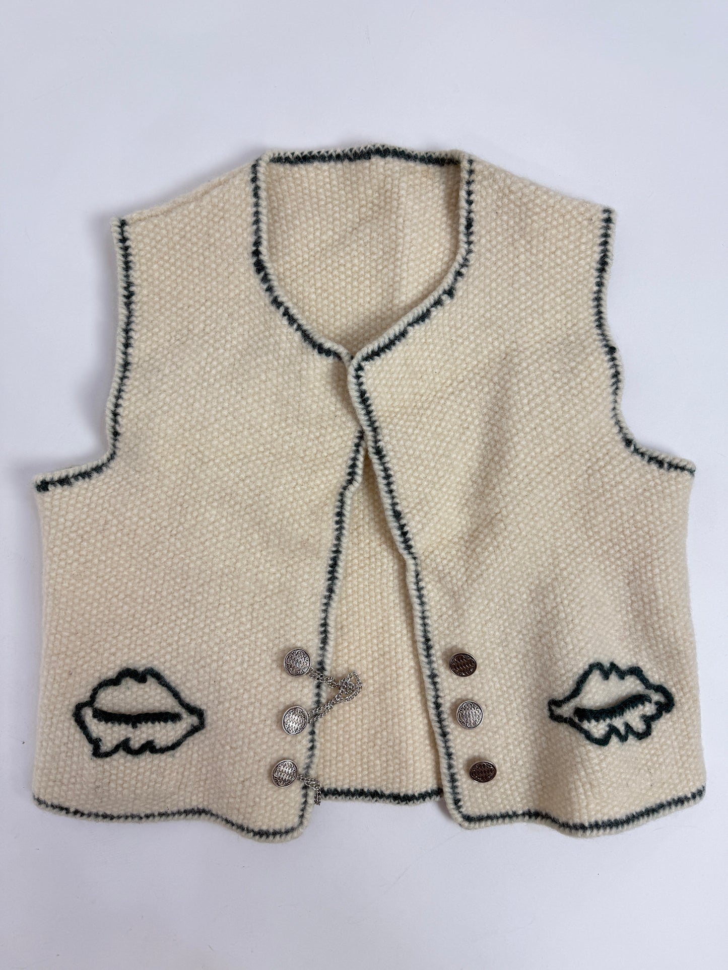 Gilet handmade con ricami e chiusure in metallo