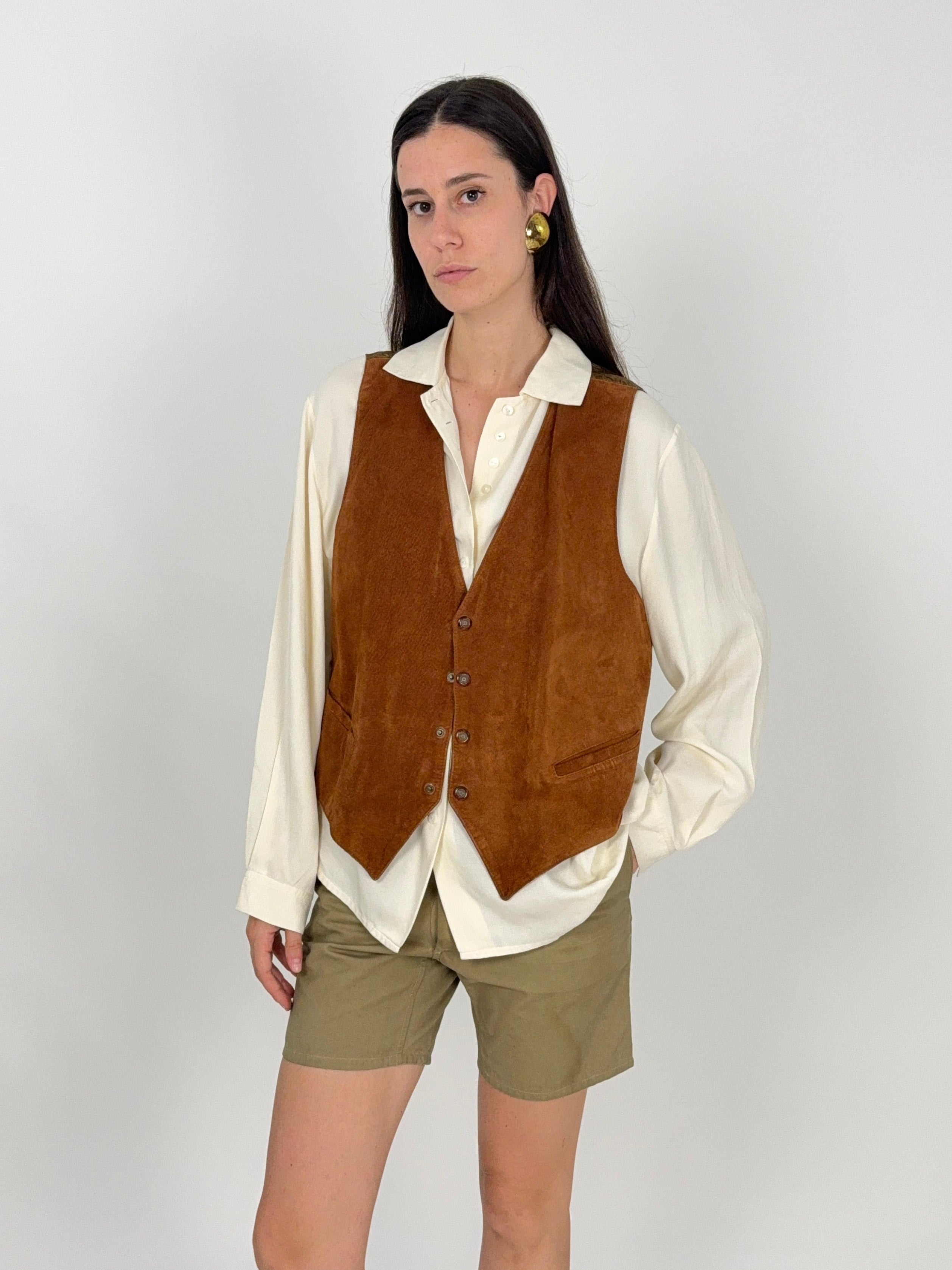 Gilet vintage donna camoscio cuoio anni '70 - vista frontale indossato