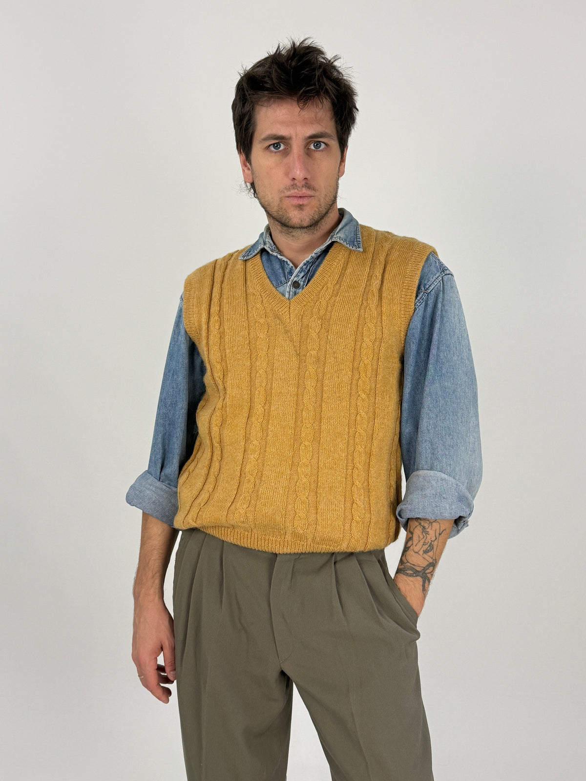 Gilet vintage lana ocra - piano piegato fronte, dettaglio scollatura V, giromanica e costina fondo