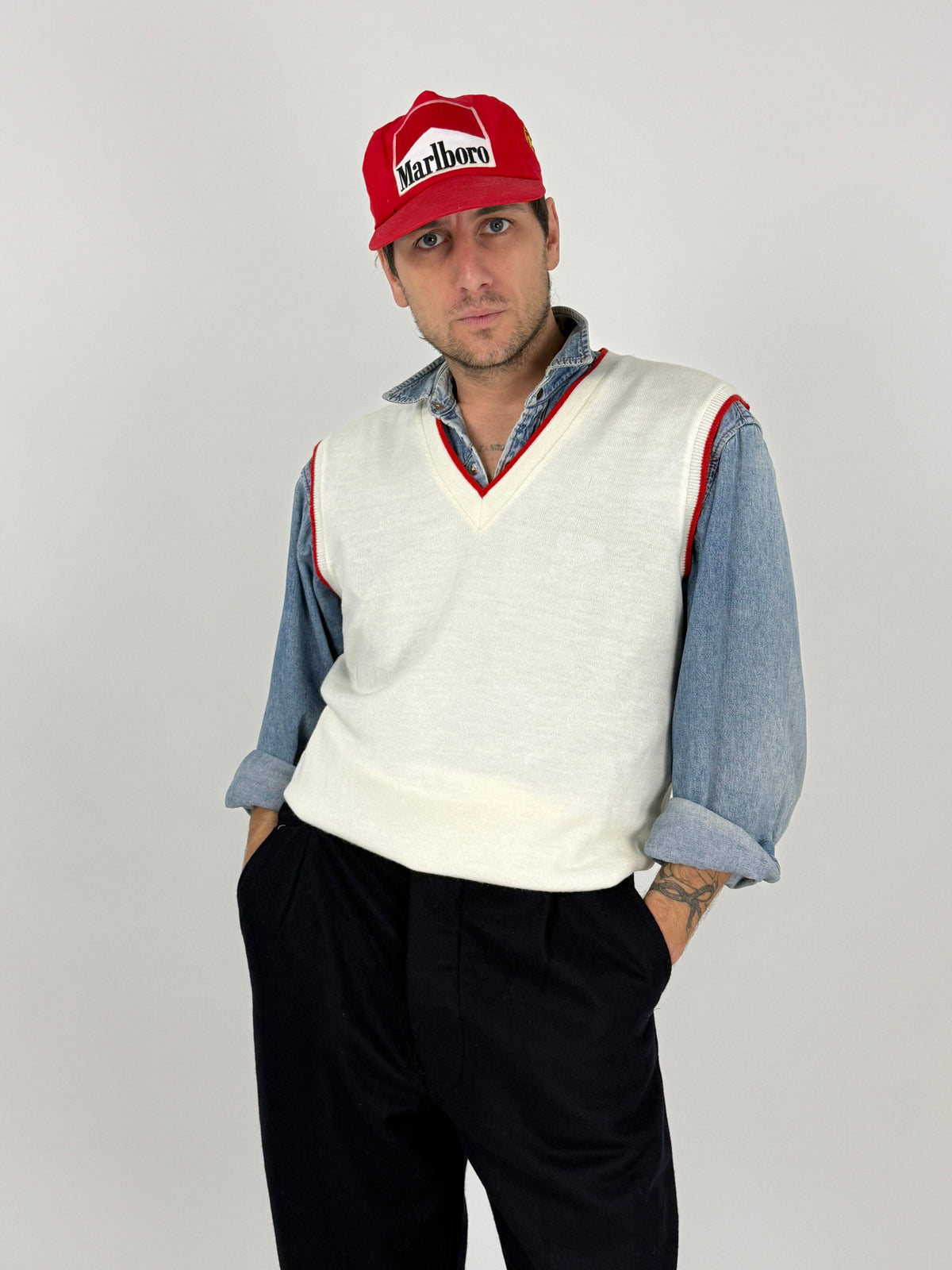 Gilet vintage in maglia avorio profili rossi - retro indossato vista posteriore, taglia L uomo