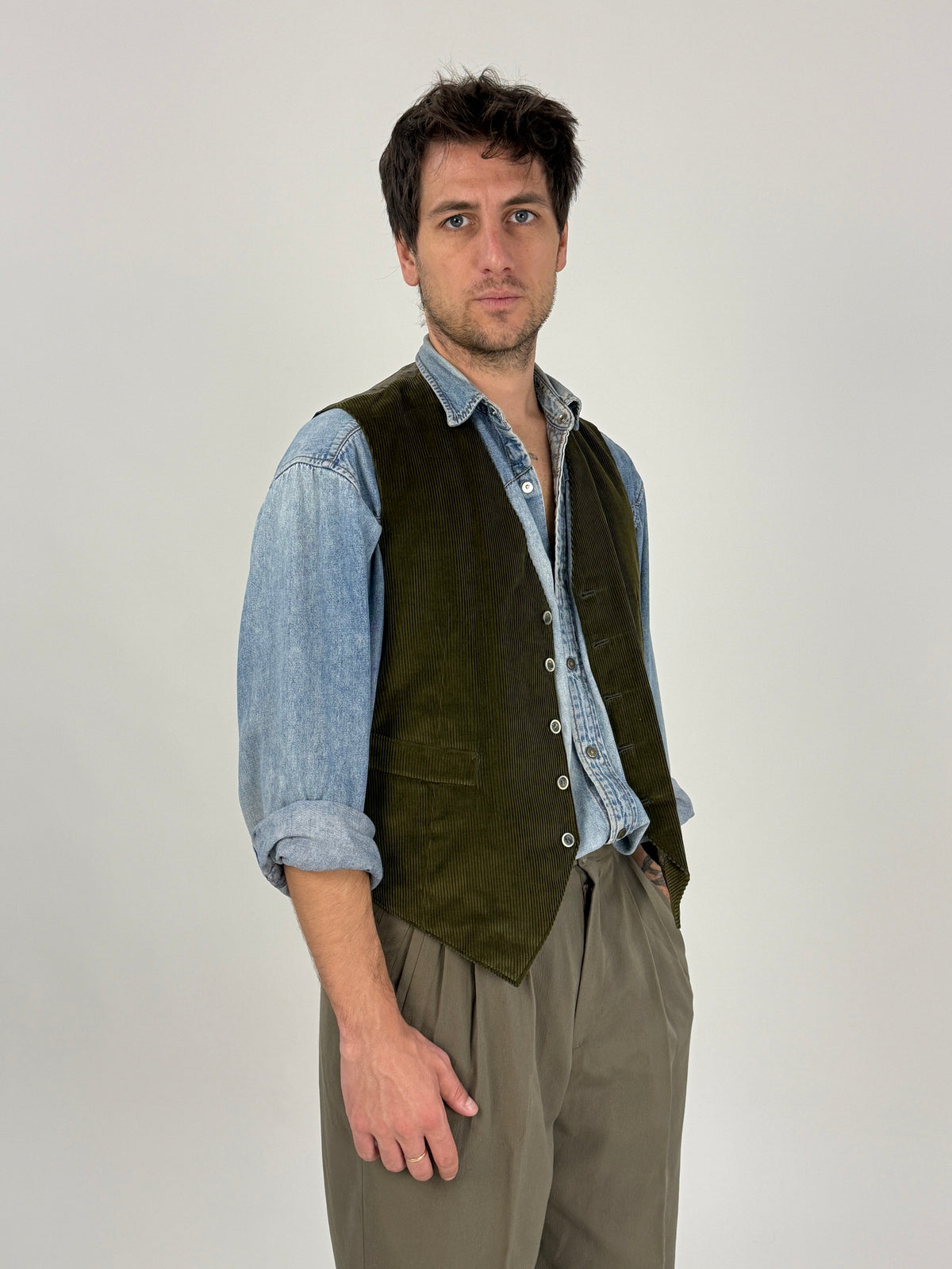 Gilet vintage velluto verde oliva - retro indossato, fodera acetato grigio con stampa geometrica multicolore e cinturina regolazione