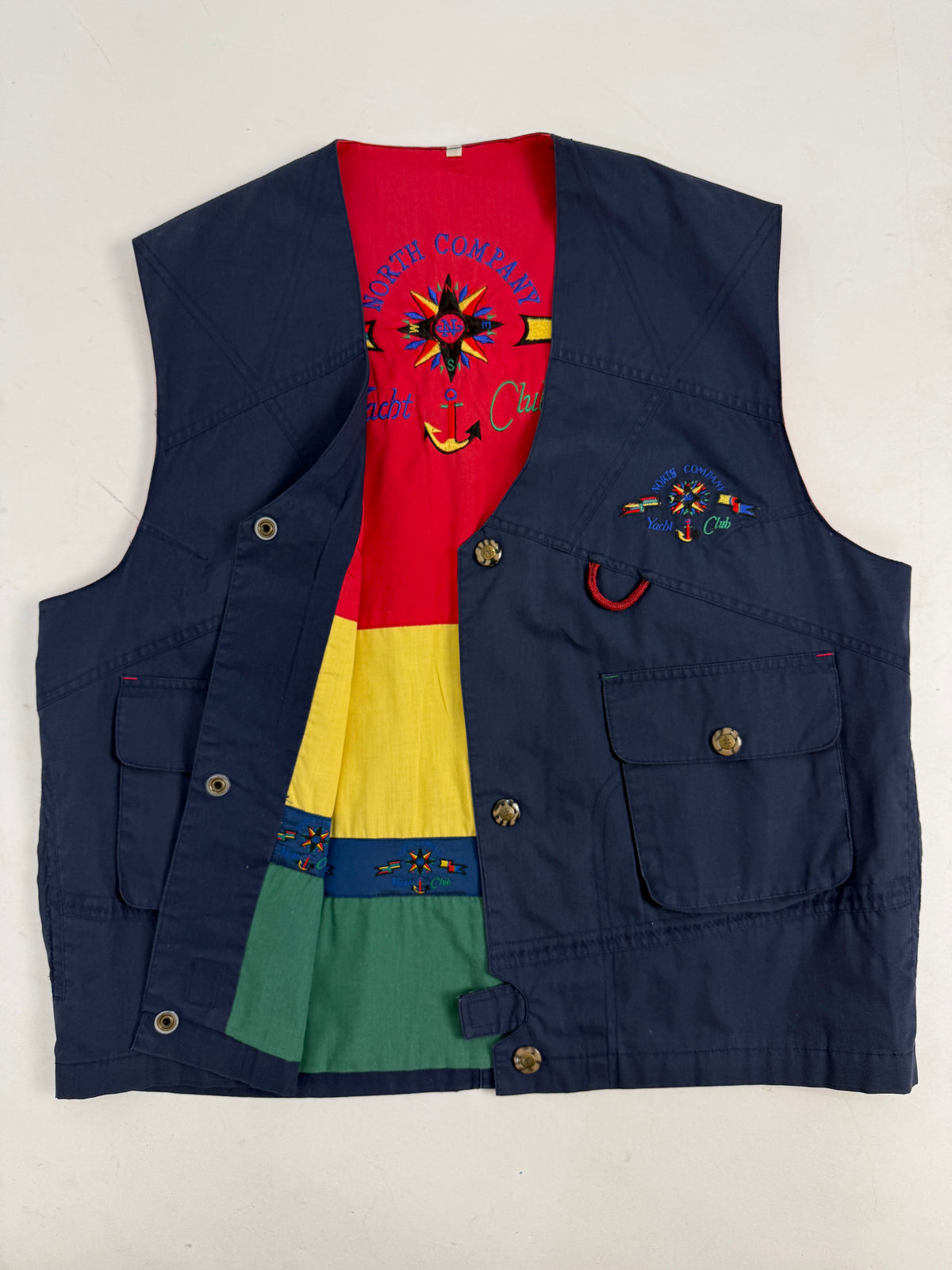 Gilet vintage North Company Yacht Club blu navy - retro indossato, ricamo rosso centro-schiena, taglia M uomo