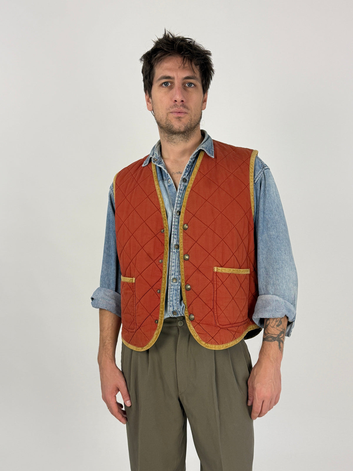 Gilet vintage Belfe trapuntato terracotta - retro indossato vista posteriore, bordura velluto ocra e trapuntatura a rombi