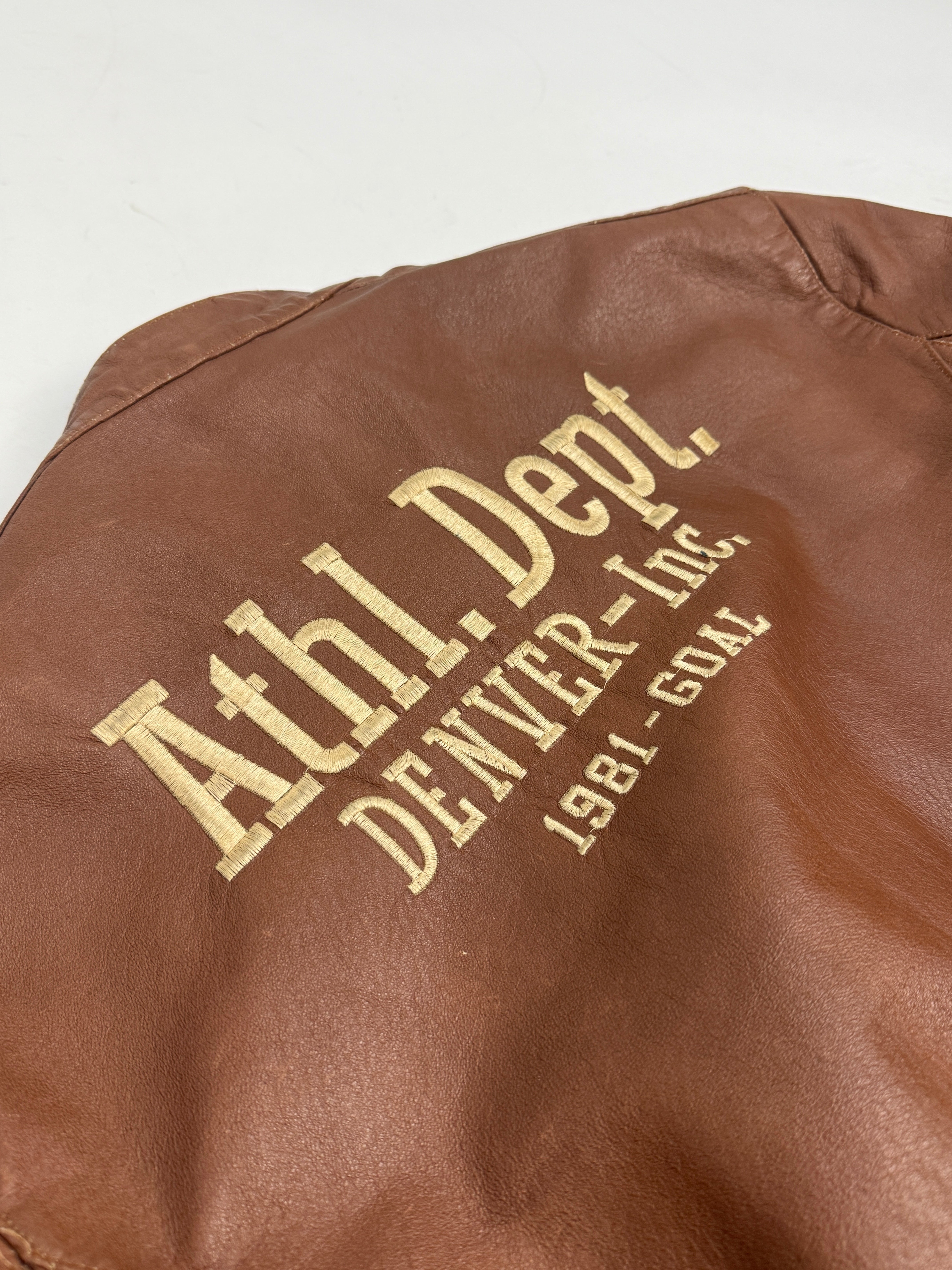 Giubbotto Pelle Vintage Giakò Cafe Racer Cognac - vista posteriore con scritta stampata Athl. Dept. DENVER-Inc. 1981-GOAL