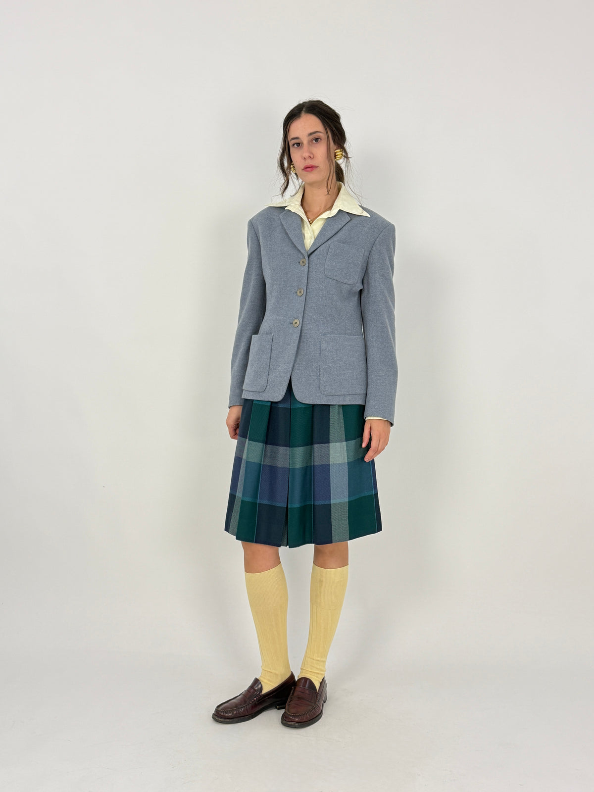 Belfe gonna a pieghe tartan lana verde navy teal vintage anni 70 - figura intera frontale indossata, blazer Max Mara carta da zucchero abbinato, calzettoni gialli, loafers marroni, taglia 42
