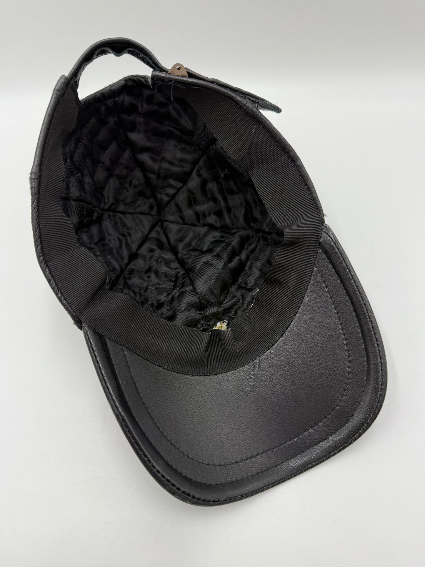 Baseball cap in pelle ricamato