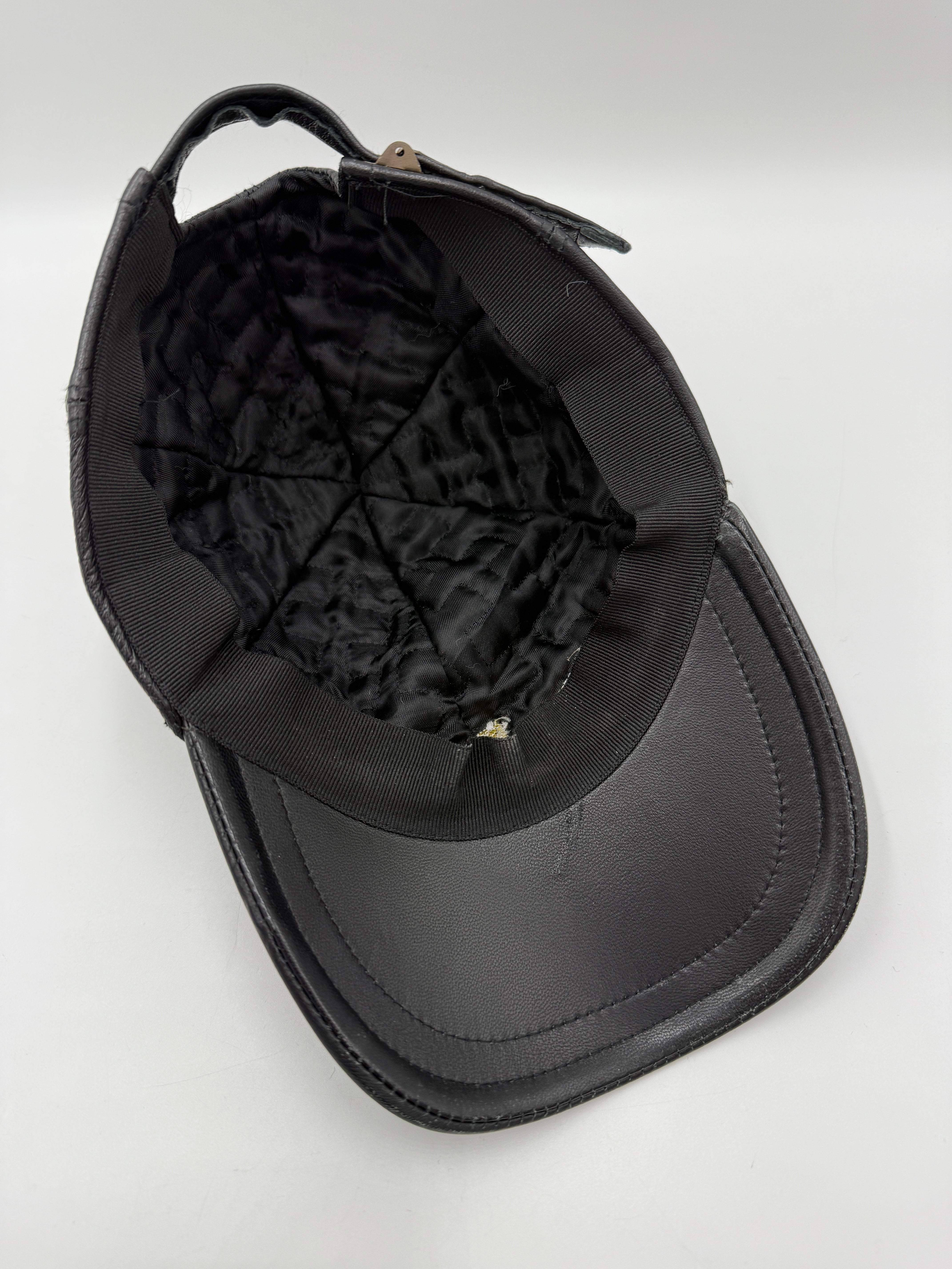 Baseball cap in pelle ricamato
