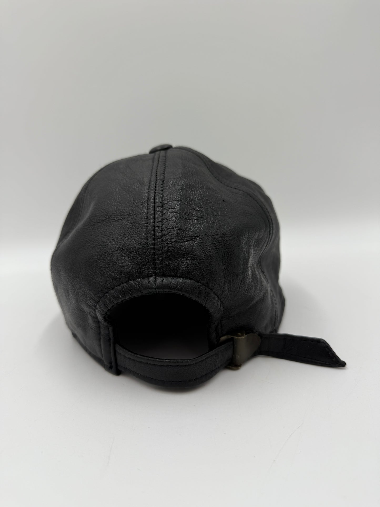 Baseball cap in pelle ricamato