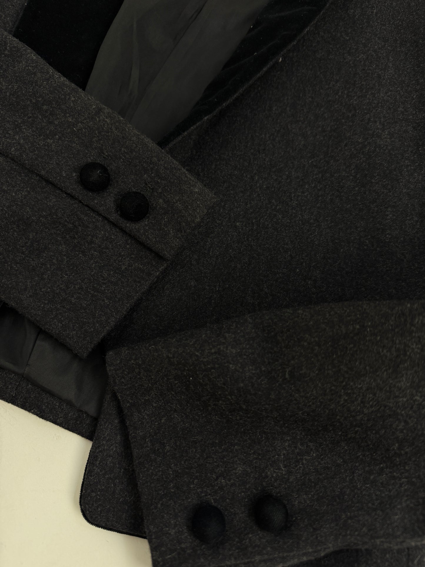 Giacca bolero sartoriale in lana con revers in velluto