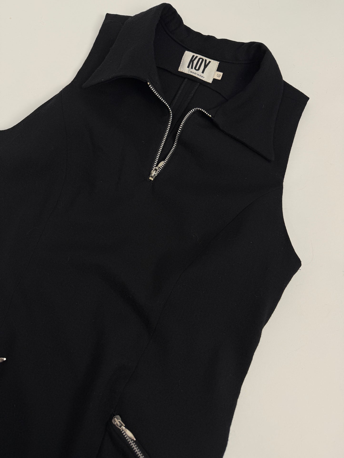 Abito nero smanicato con zip metalliche