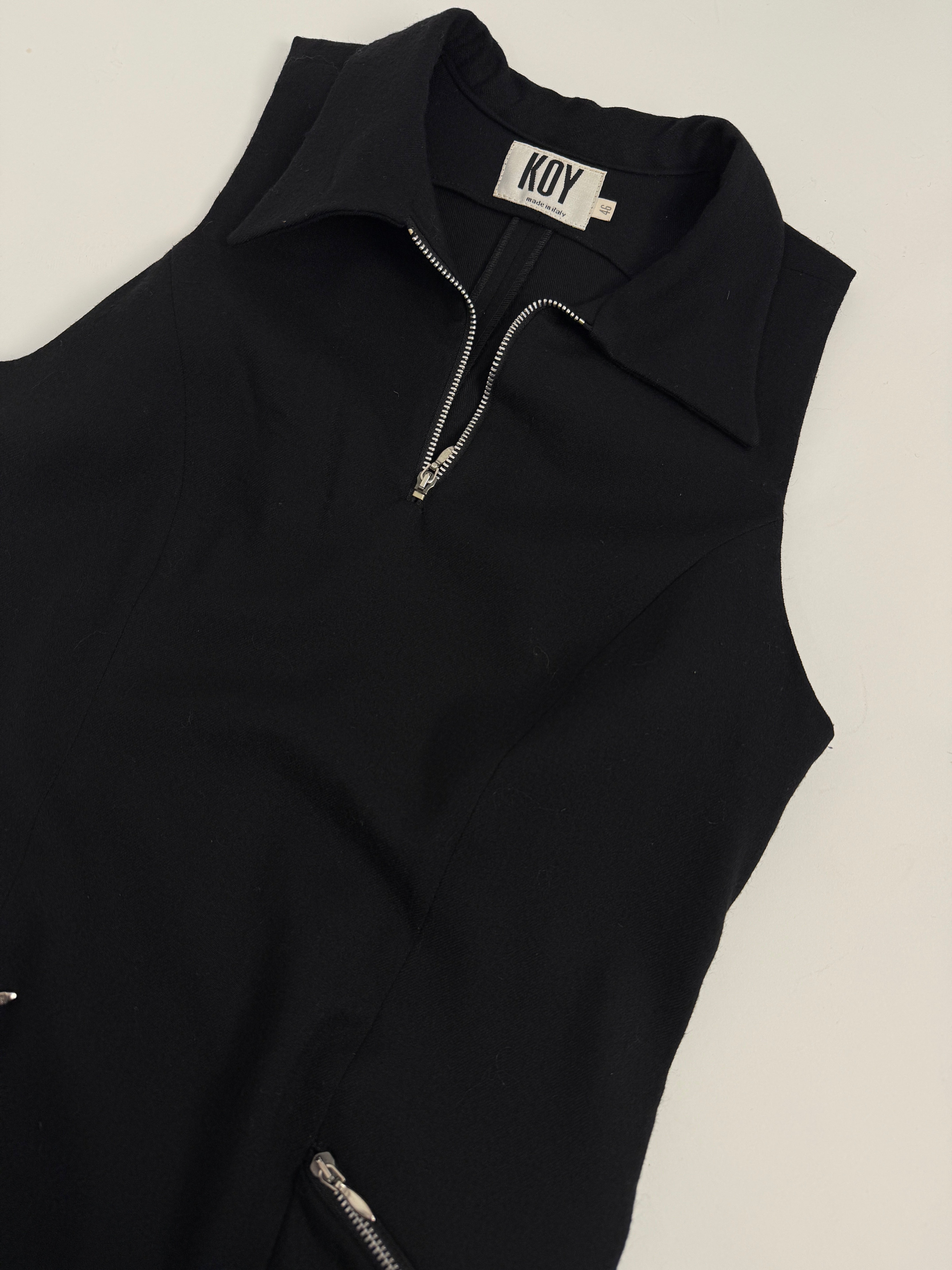 Abito nero smanicato con zip metalliche