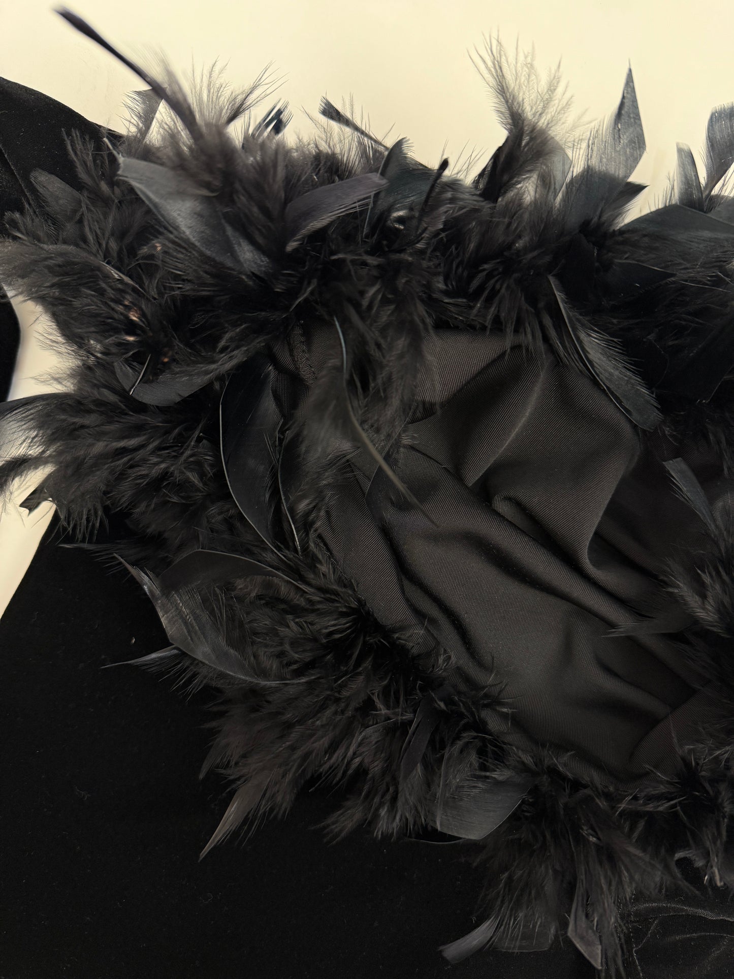 Maglia in velluto con collo in piume anni '70