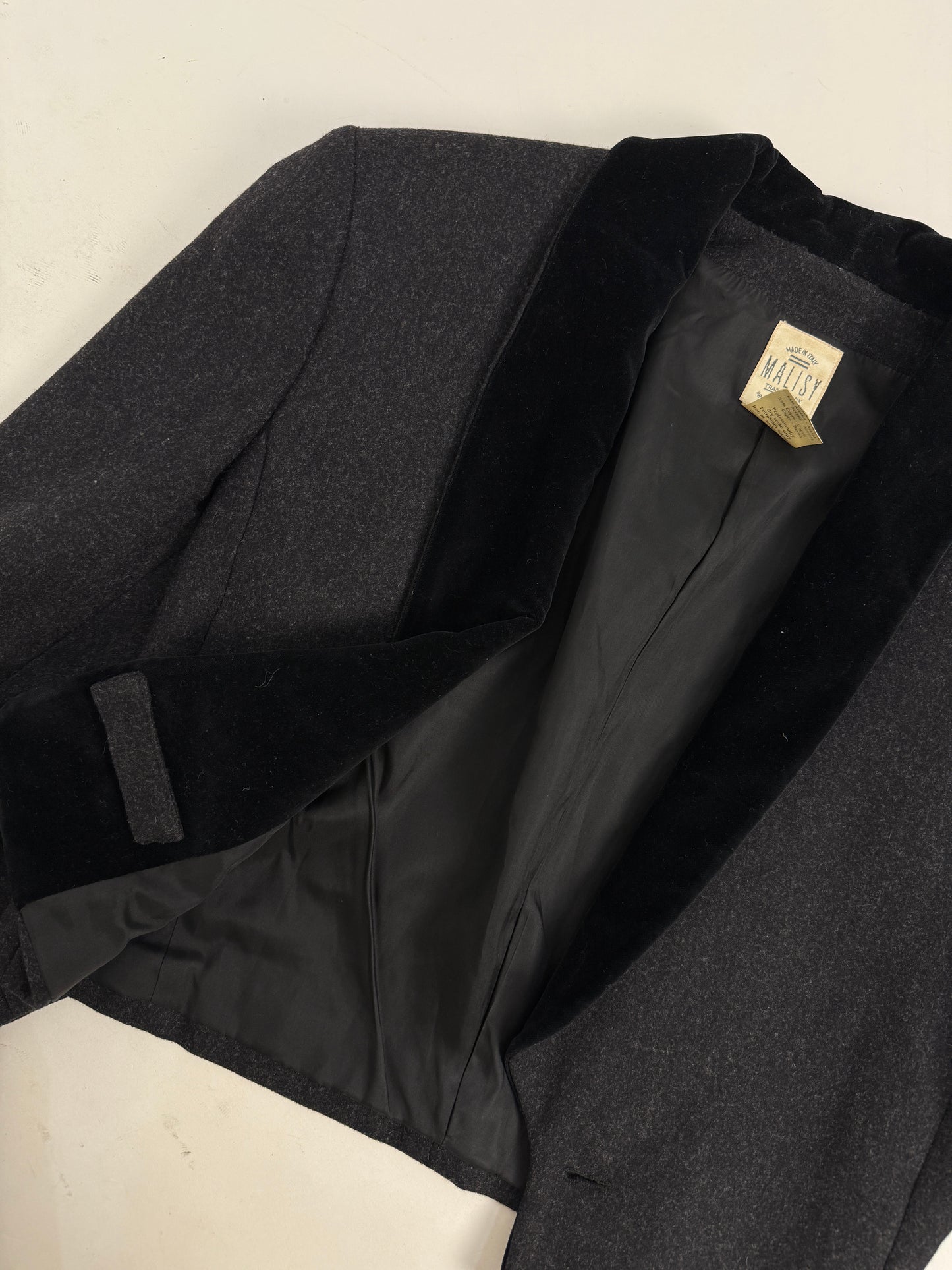 Giacca bolero sartoriale in lana con revers in velluto