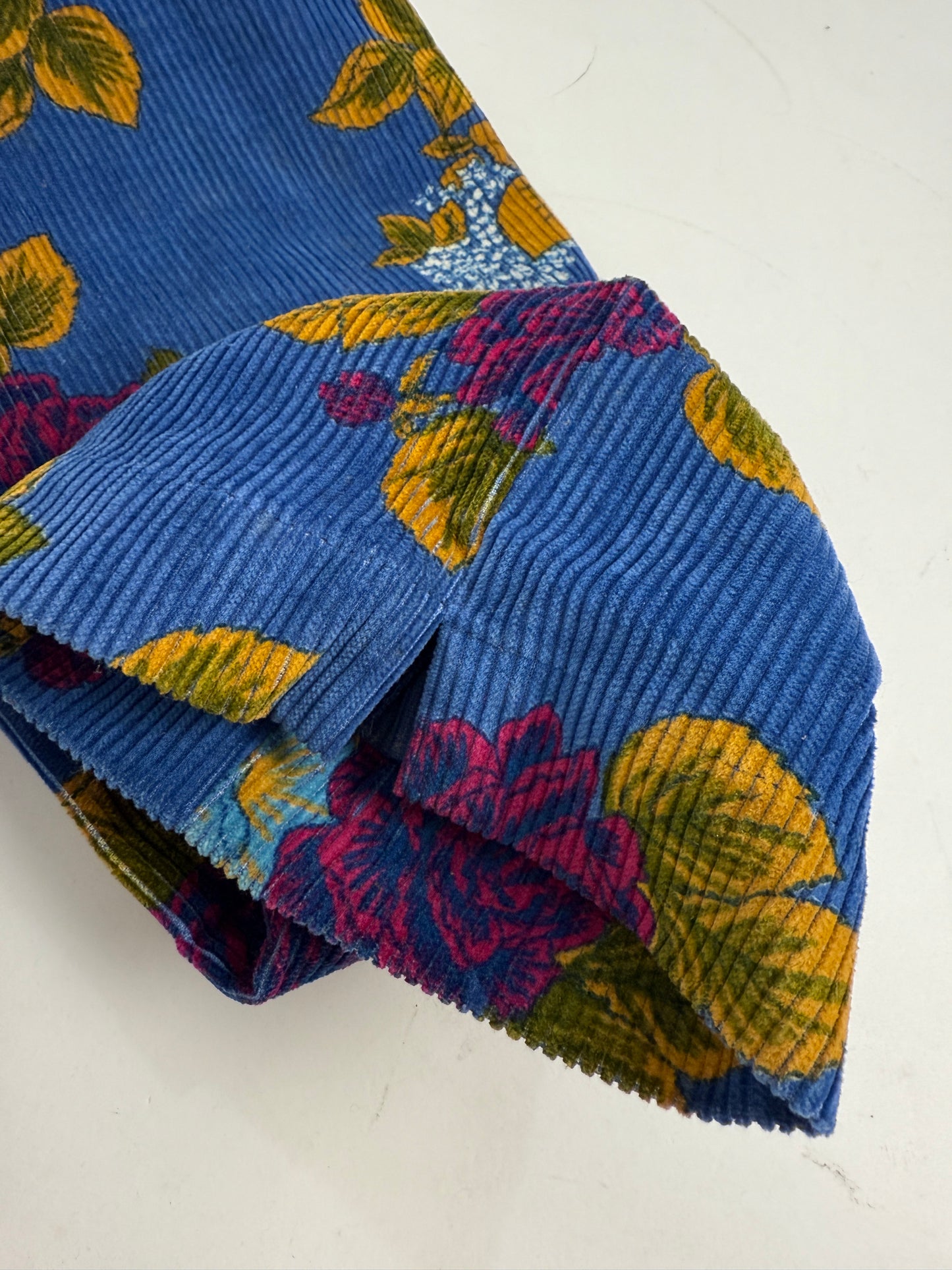 Pantaloni in velluto a coste con stampa floreale