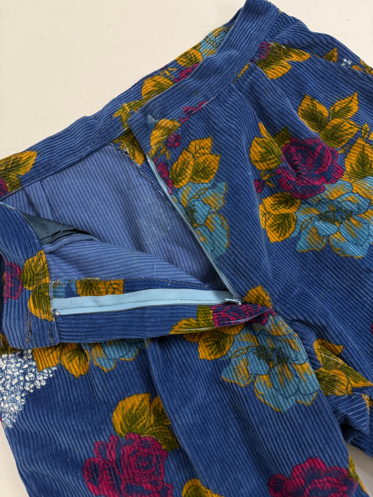 Pantaloni in velluto a coste con stampa floreale