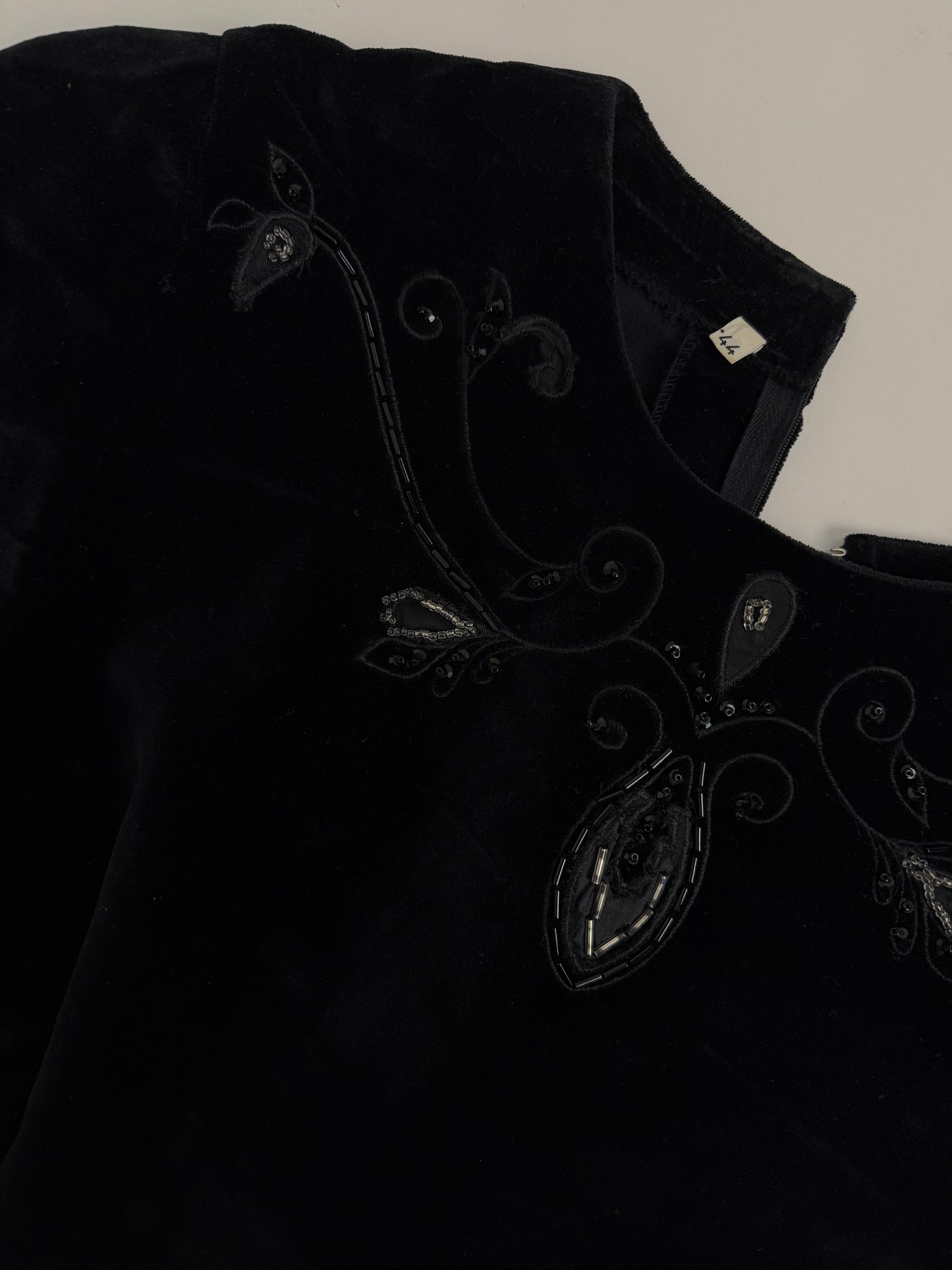 Abito corto in velluto e perline anni '70