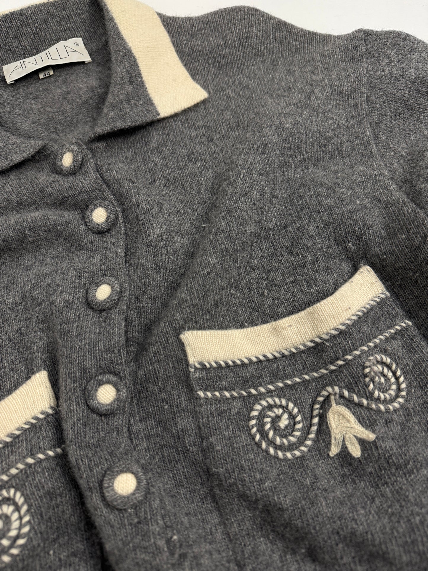 Abito in lana con ricami