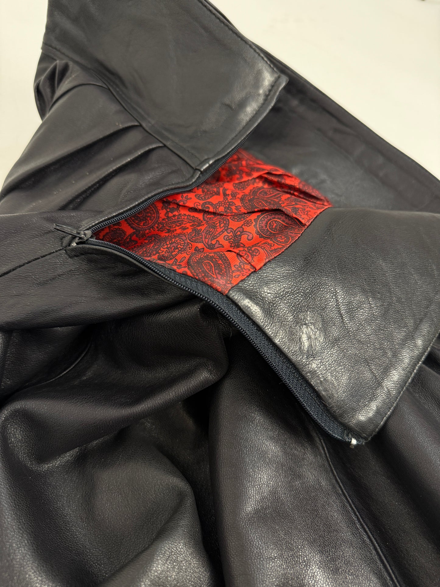 Gonna midi in pelle nera anni ’80