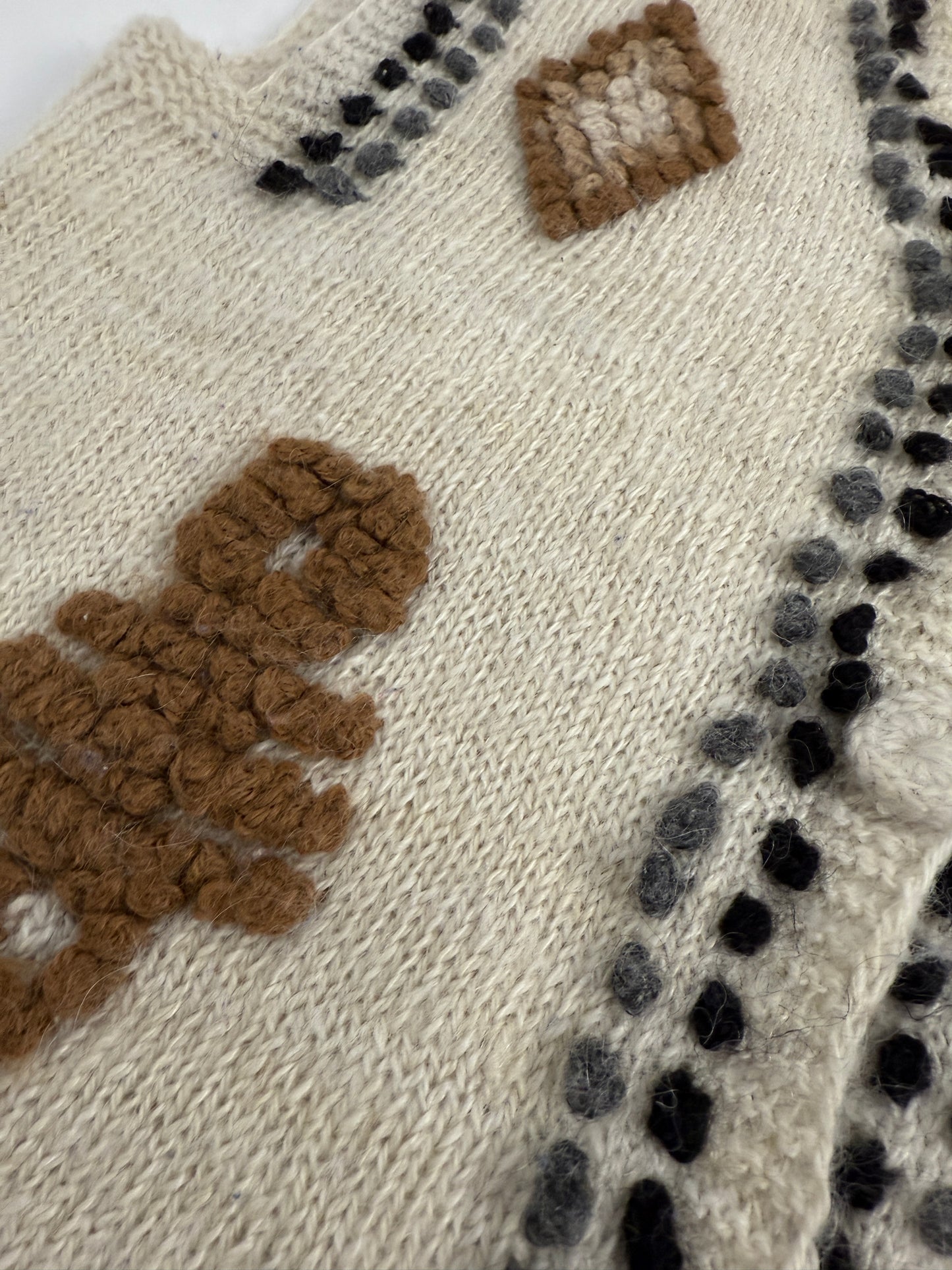 Gilet handmade con ricami in morbida lana