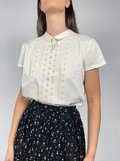 camicia-donna-anni-70-in-cotone-bianco-con-ricami-manica-corta