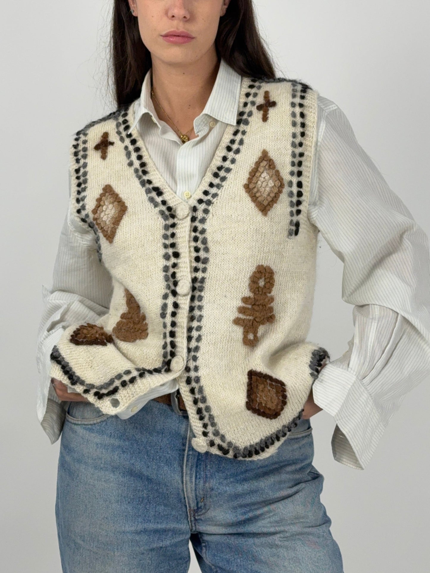 gilet-con-ricami-vintage-fatto-a-mano-da-donna