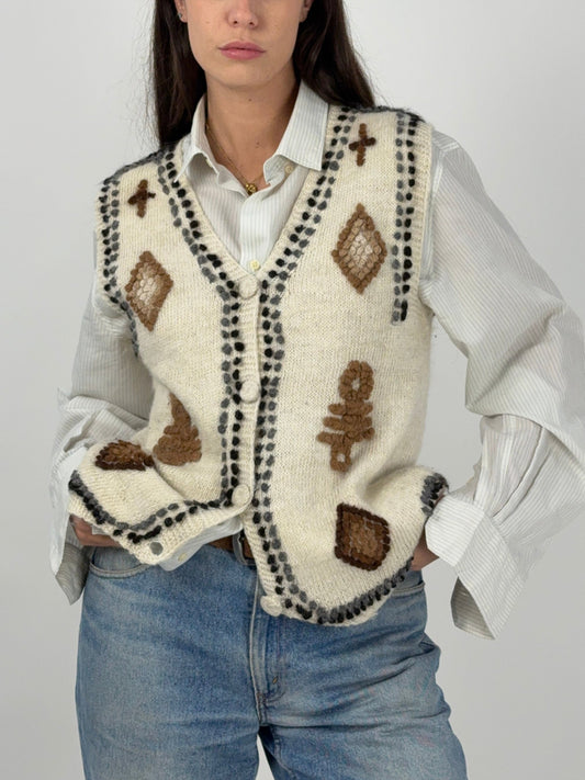 gilet-con-ricami-vintage-fatto-a-mano-da-donna