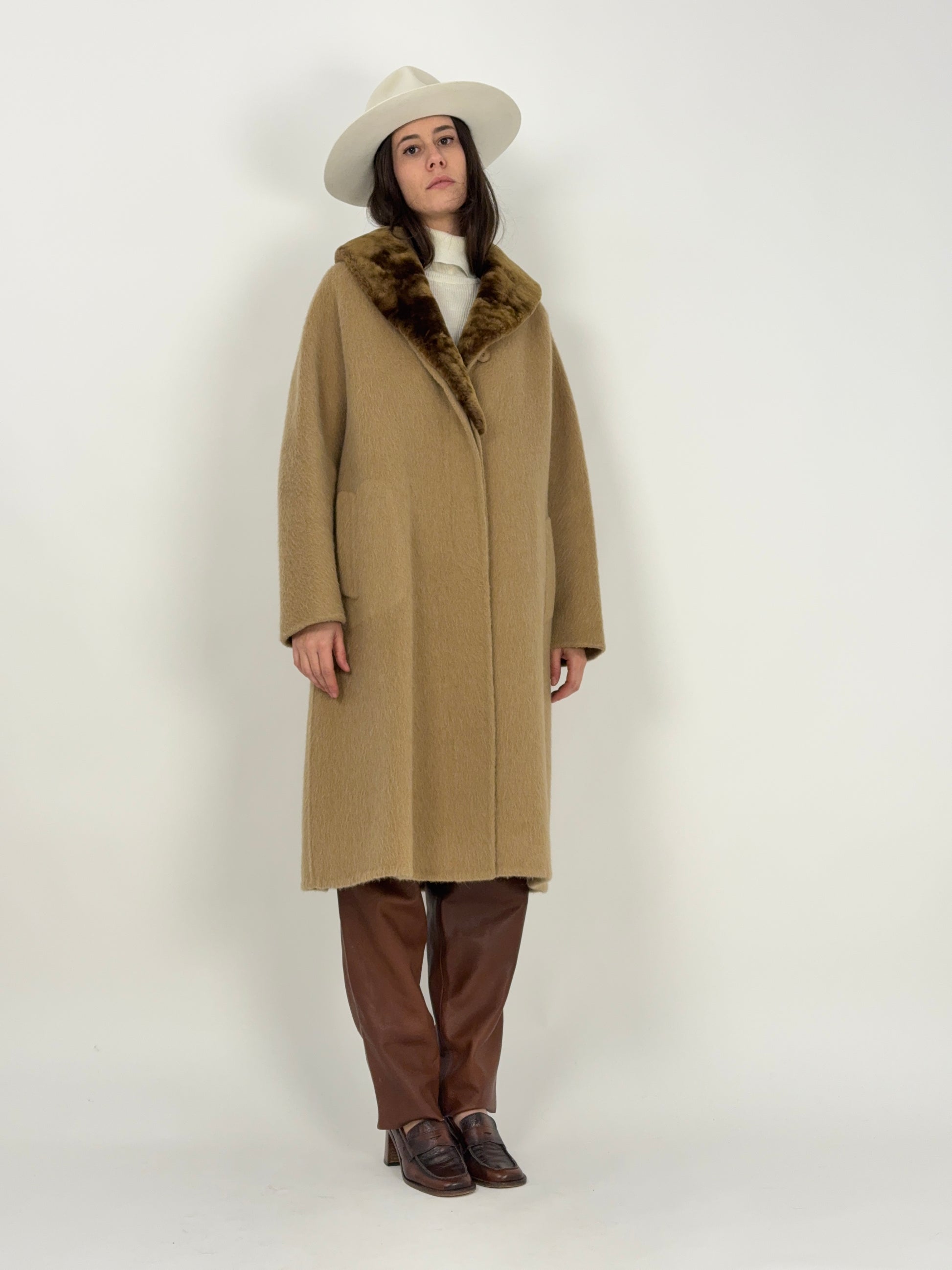 cappotto-sartoriale-in-cammello-con-collo-in-pelliccia