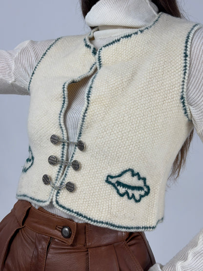 Gilet handmade con ricami e chiusure in metallo