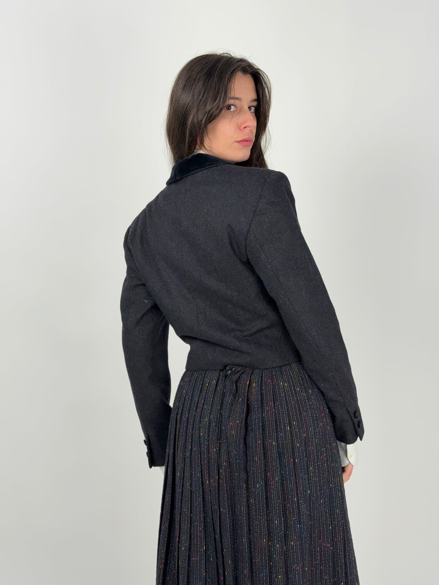 Giacca bolero sartoriale in lana con revers in velluto
