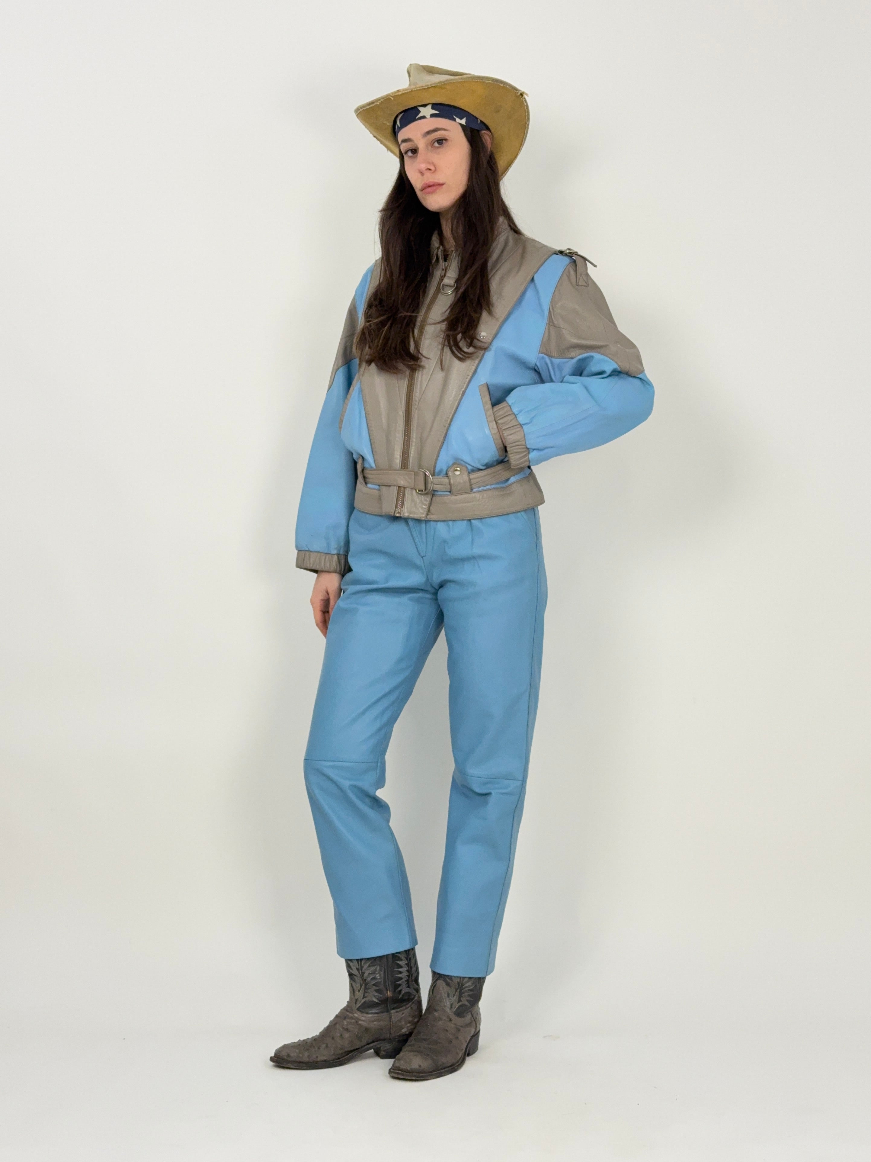 completo-giacca-e-pantalone-in-vera-pelle-anni-80-celeste-e-grigio