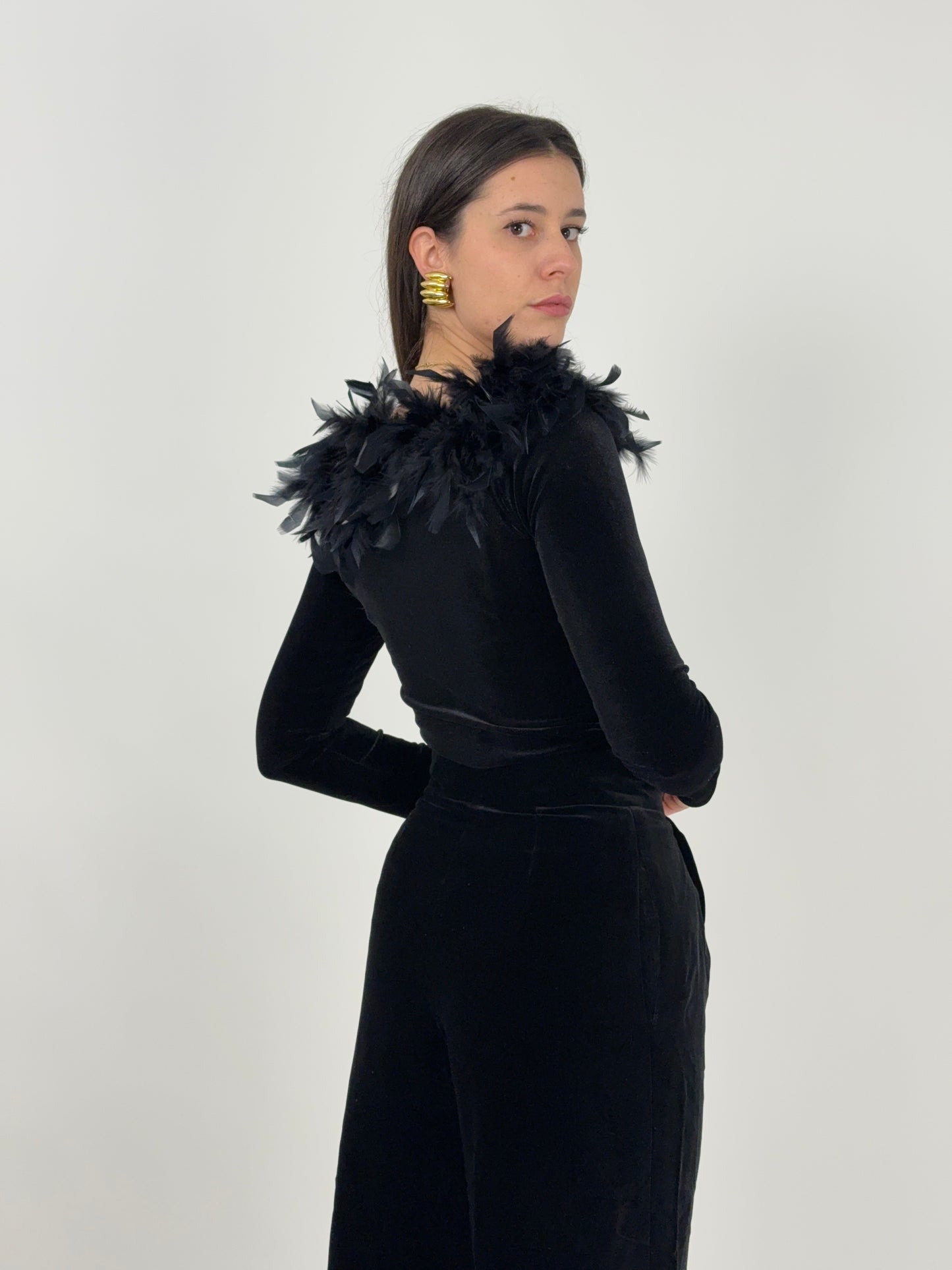 maglia-in-velluto-nero-con-collo-di-piume-anni-70