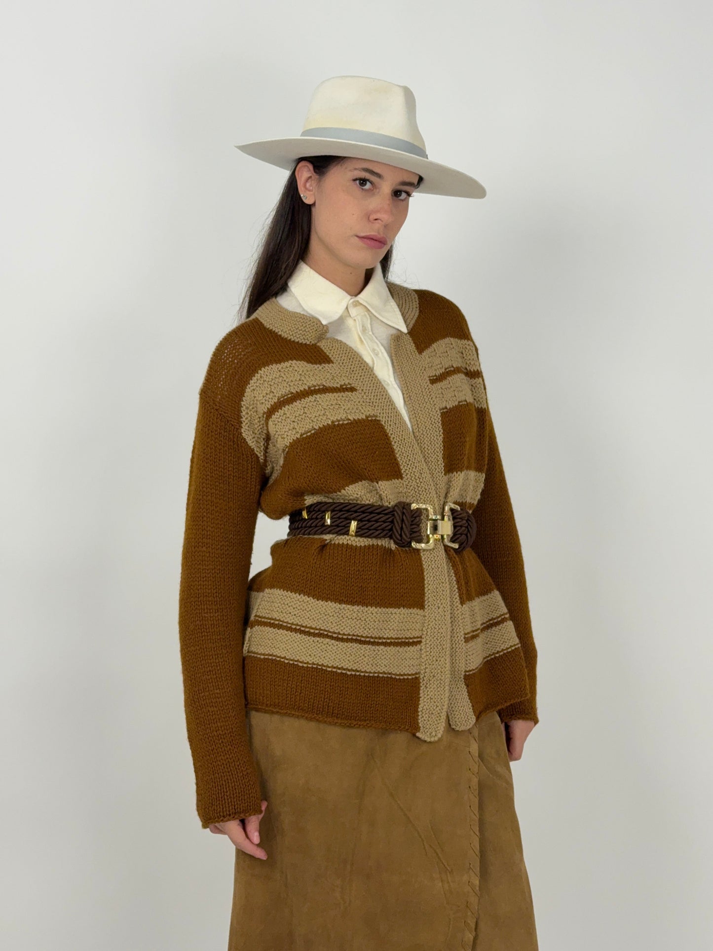 cardigan-realizzato-a-mano-in-lana-marrone-e-beige