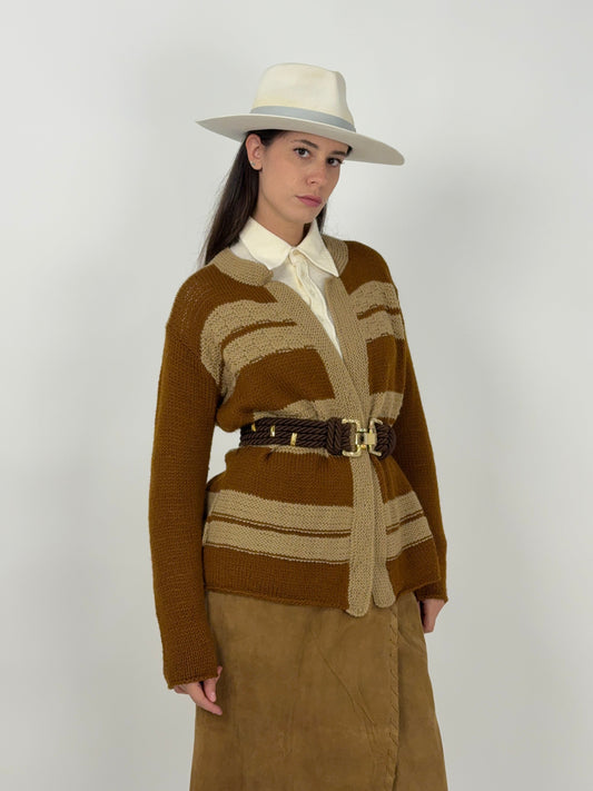 cardigan-realizzato-a-mano-in-lana-marrone-e-beige