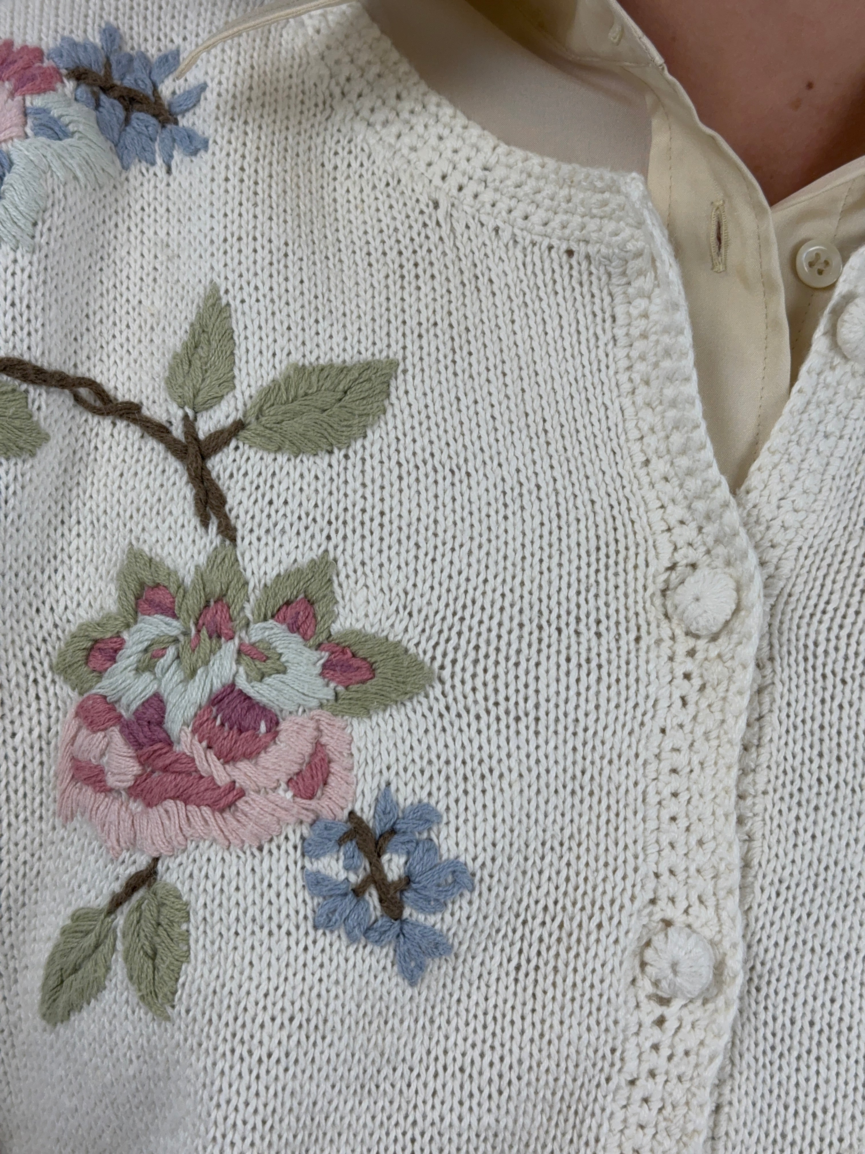 Cardigan con ricami floreali