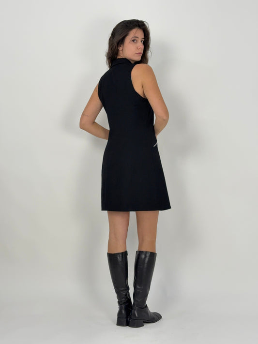 Abito nero smanicato con zip metalliche