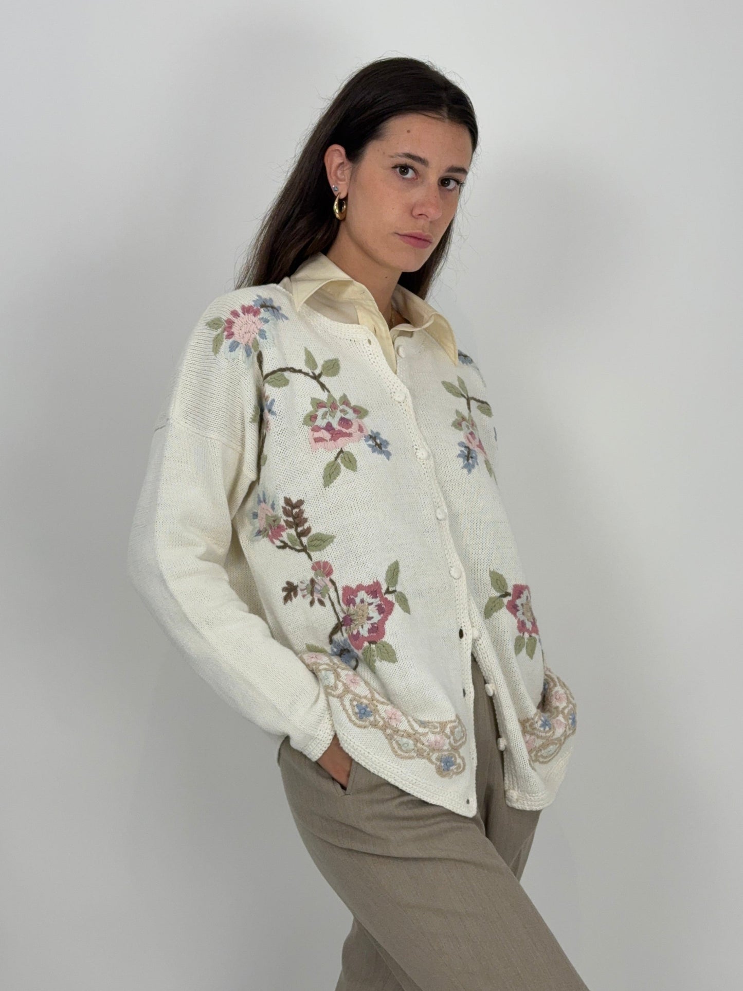 Cardigan con ricami floreali