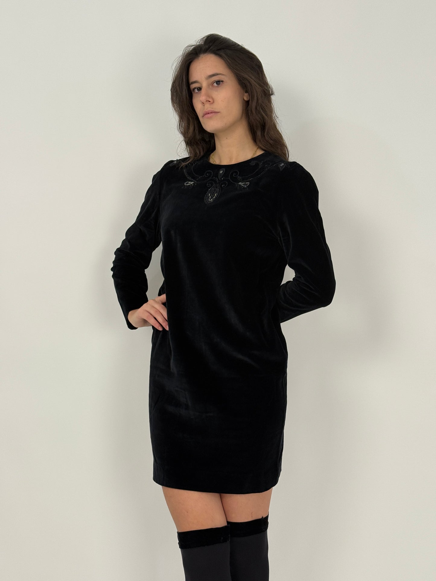 Abito corto in velluto e perline anni '70