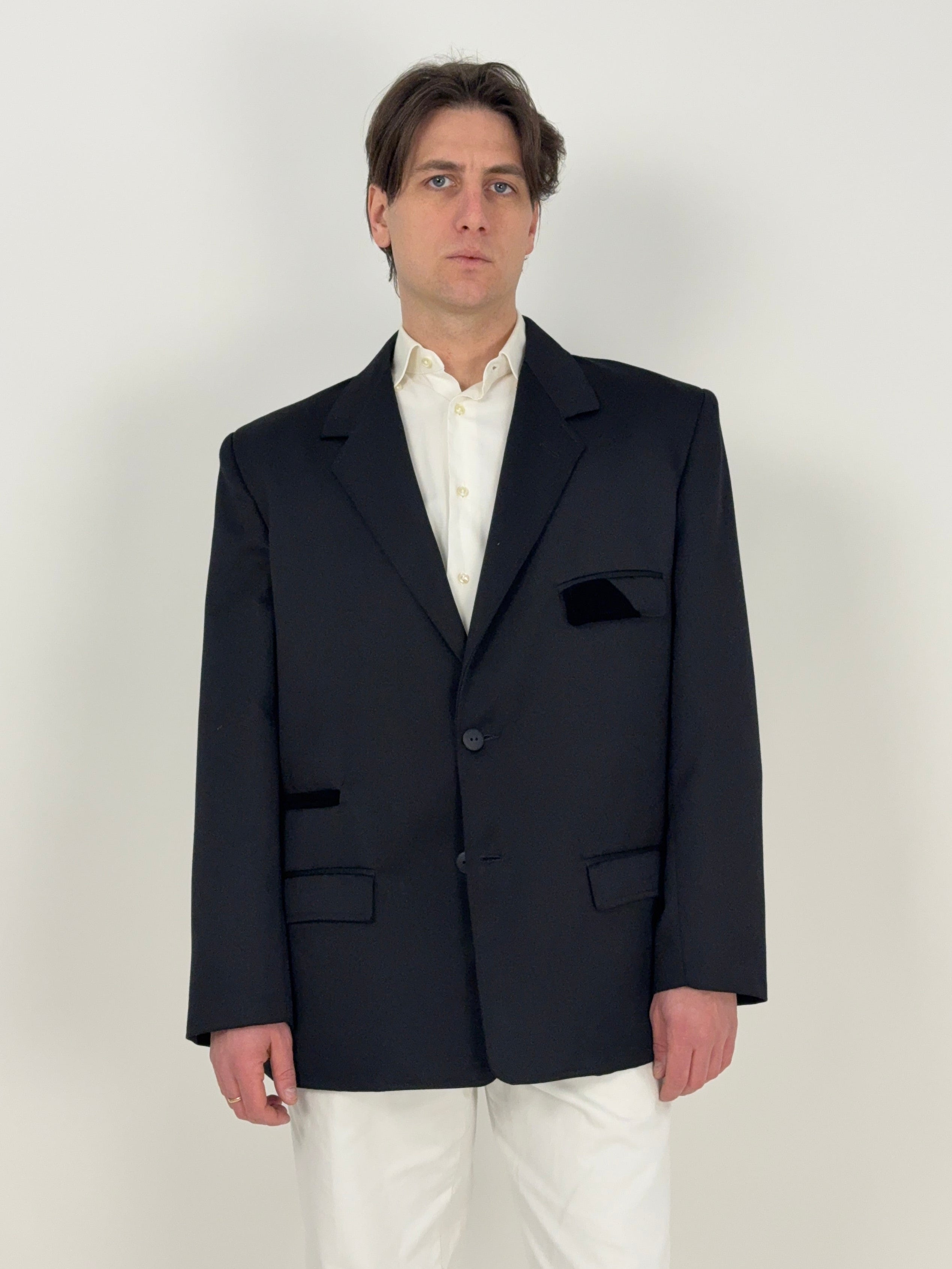 giacca-monopetto-in_lana-nera-da-uomo-con-dettagli-in-velluto