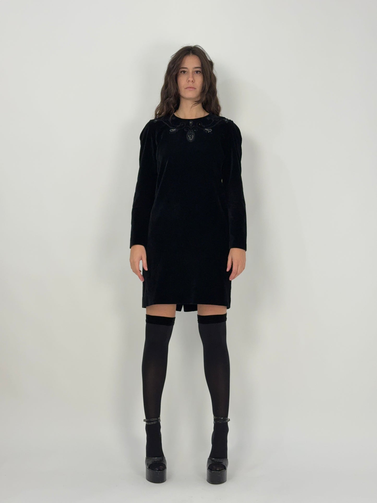 Abito corto in velluto e perline anni '70