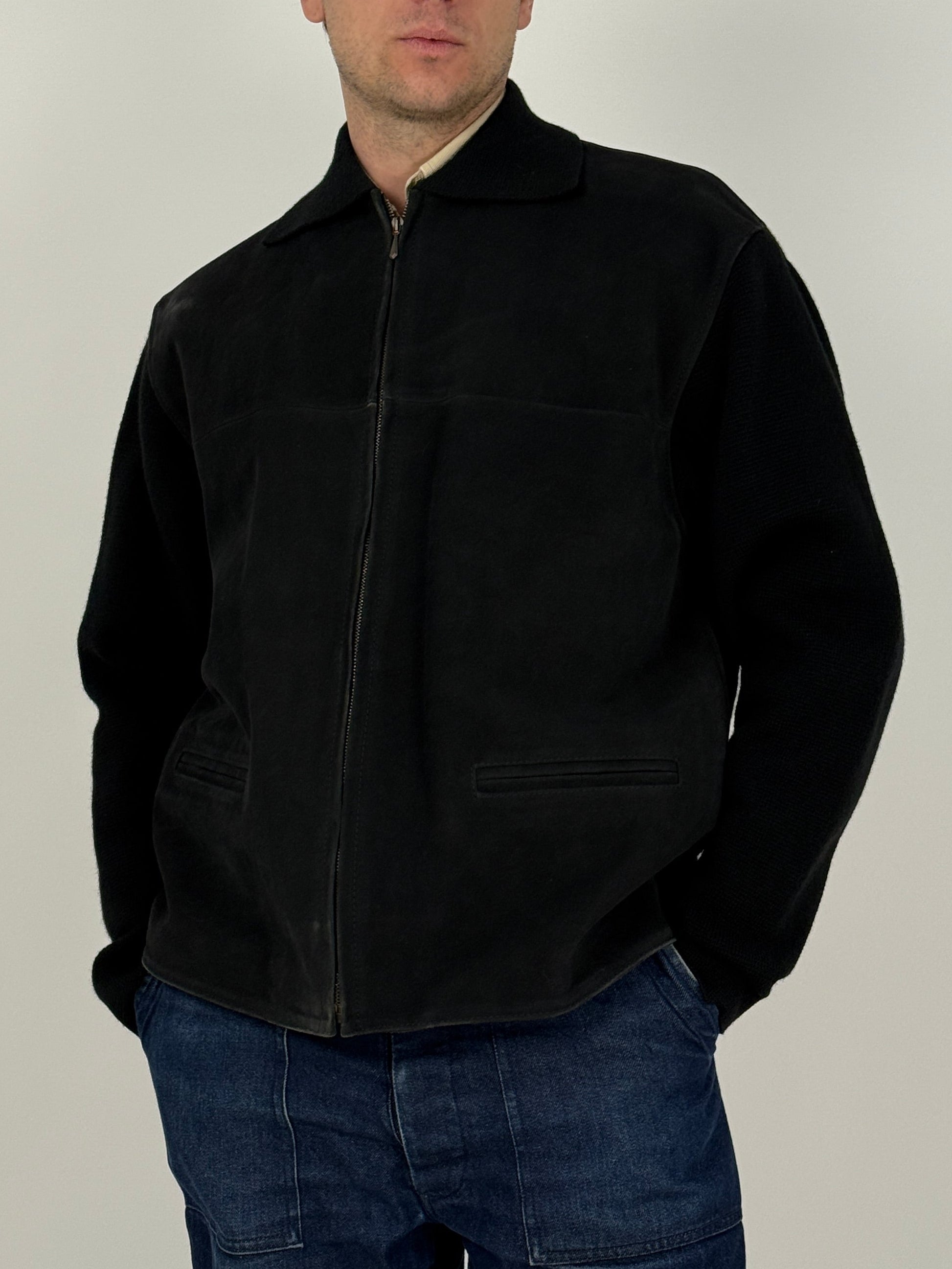 giacca-in-camosco-e-maglia-nera-da-uomo