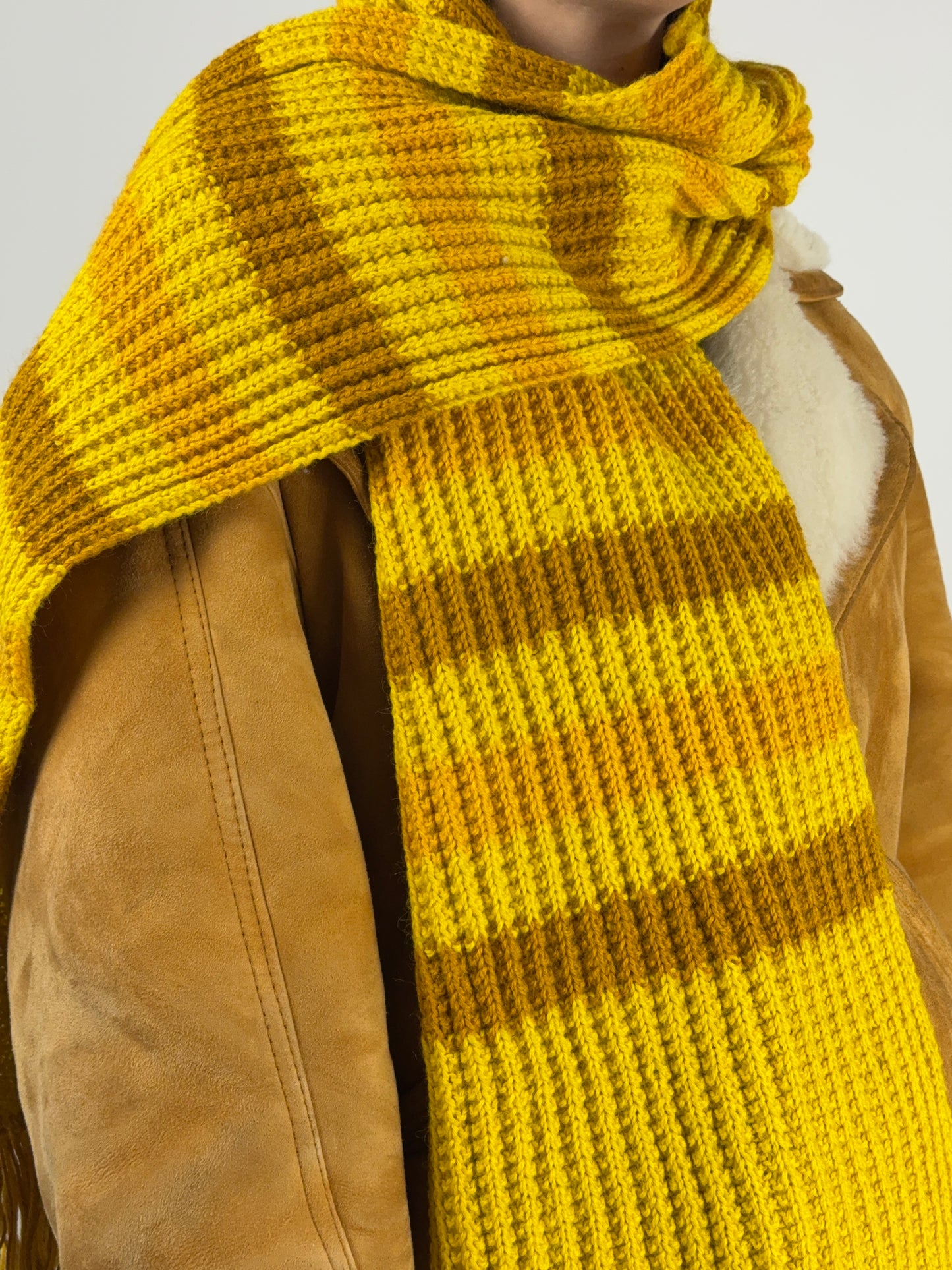 sciarpa-handmade-con-frange-giallo-e-ocra