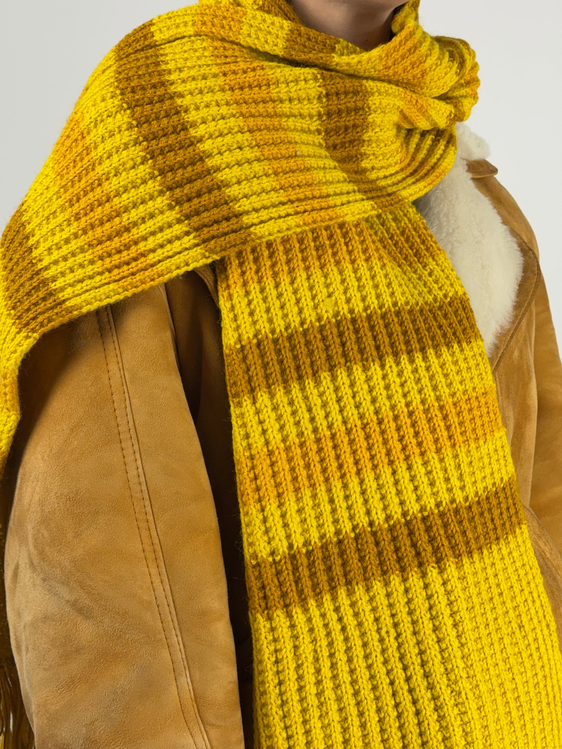 sciarpa-handmade-con-frange-giallo-e-ocra