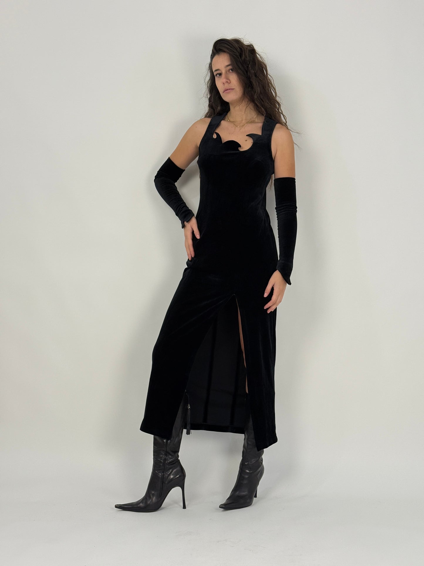 abito-lungo-in-velluto-nero-con-guanti-coordinati-vintage