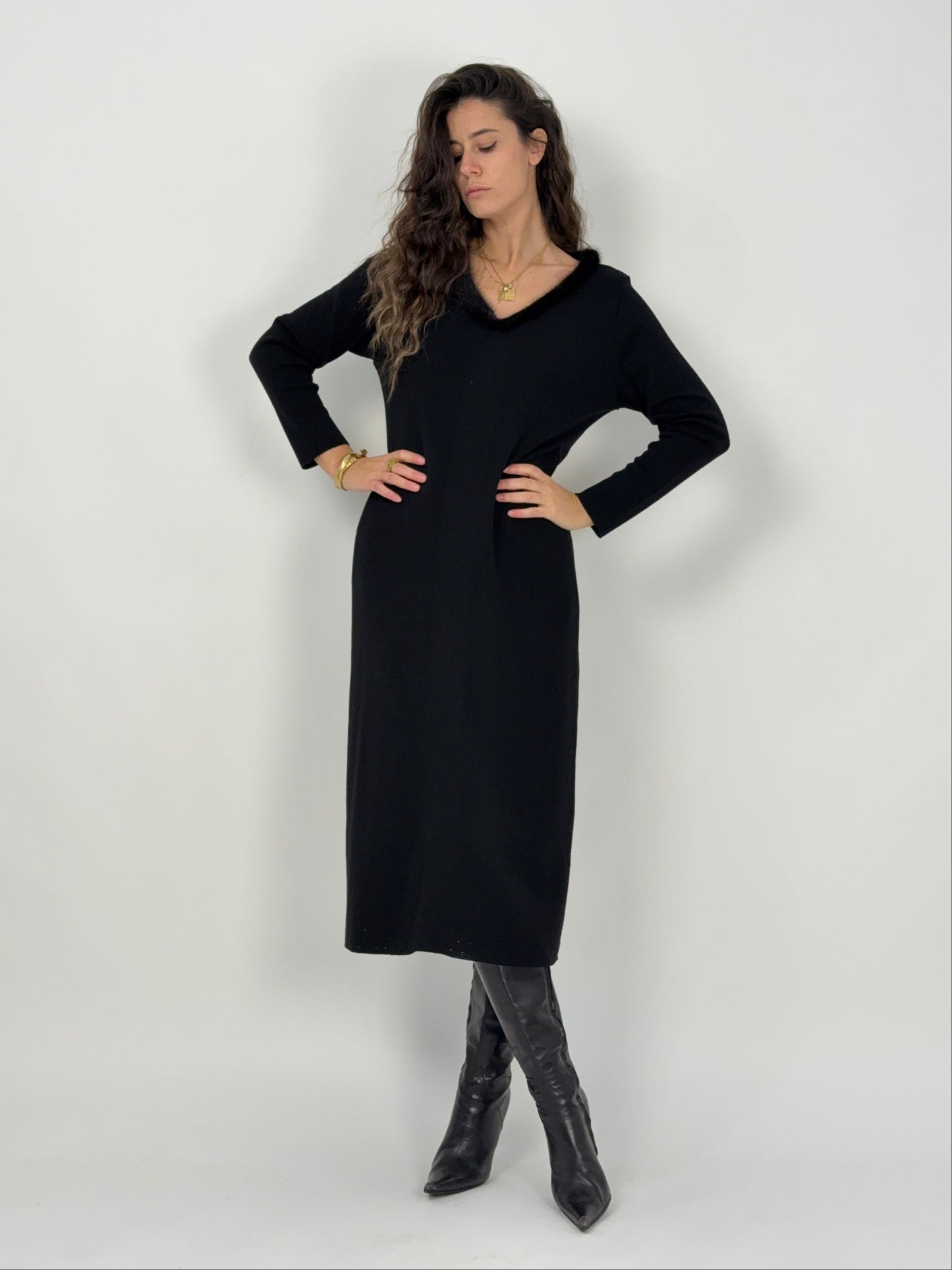 abito-lungo-in-lana-nera-con-scollo-a-v-bordato-di-pelliccia