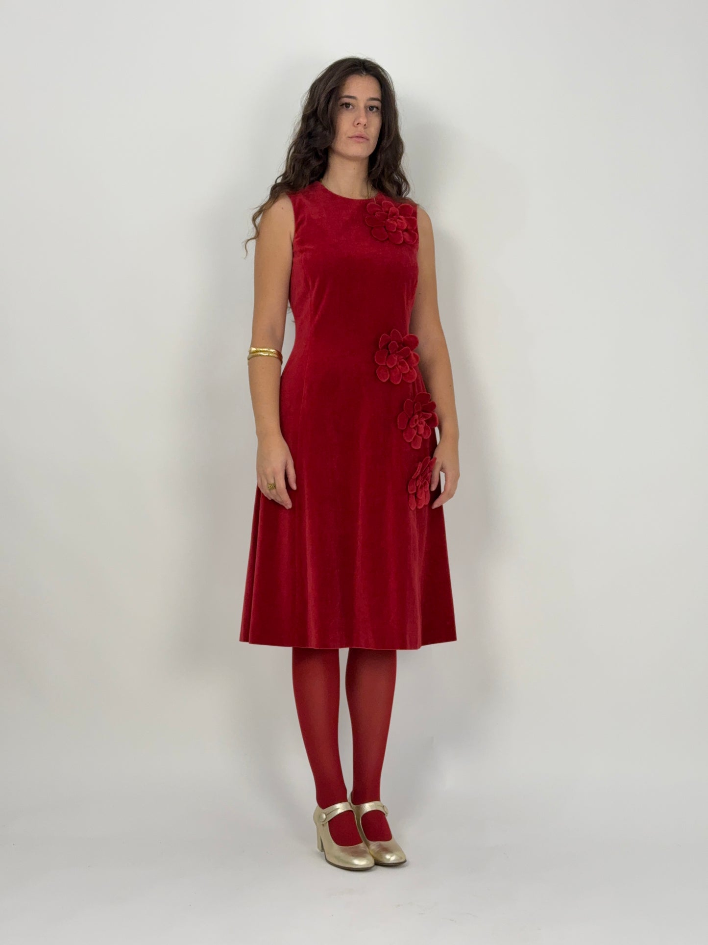 abito-midi-in-velluto-rosso-con-applicazioni-floreali