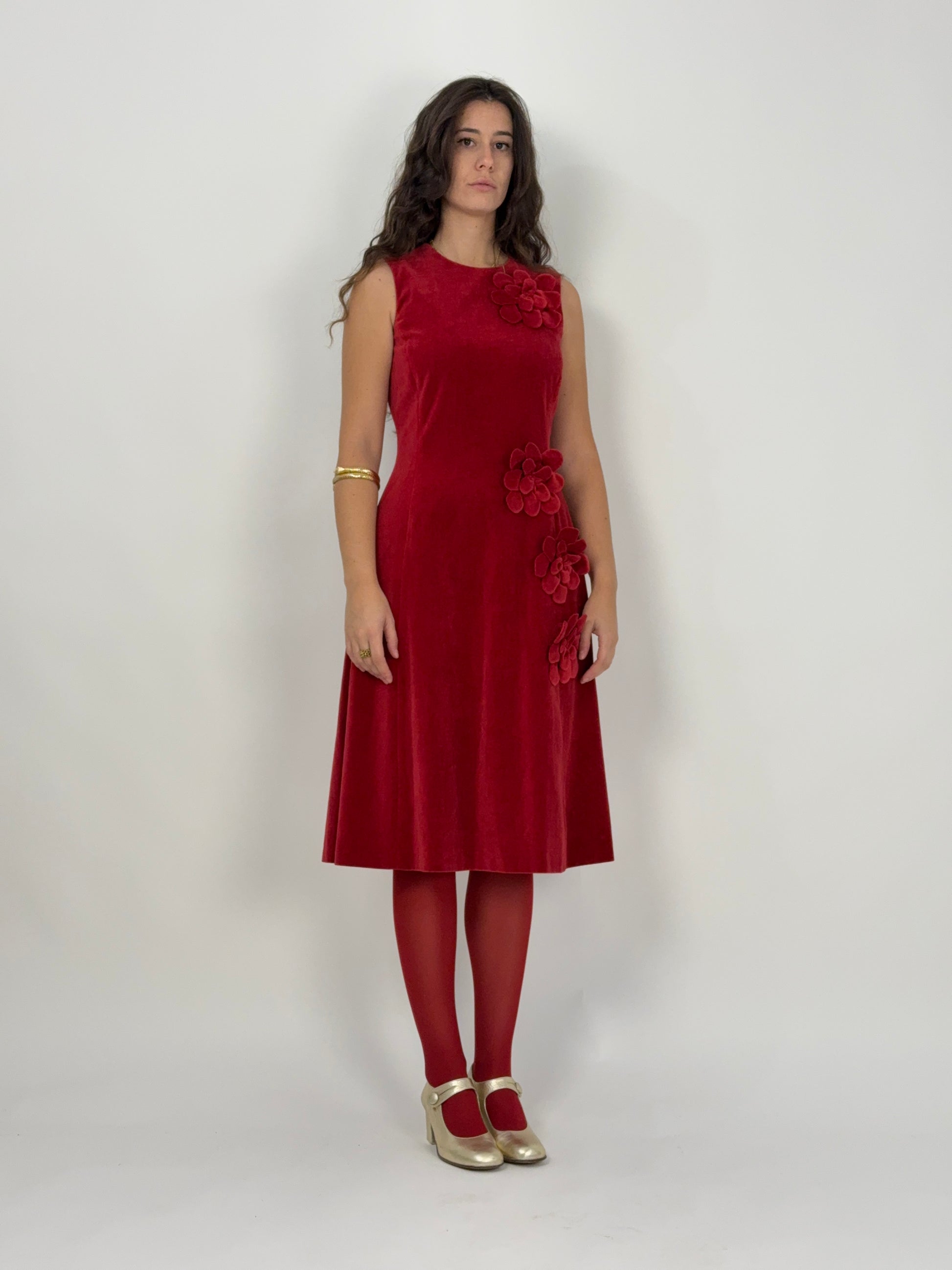 abito-midi-in-velluto-rosso-con-applicazioni-floreali