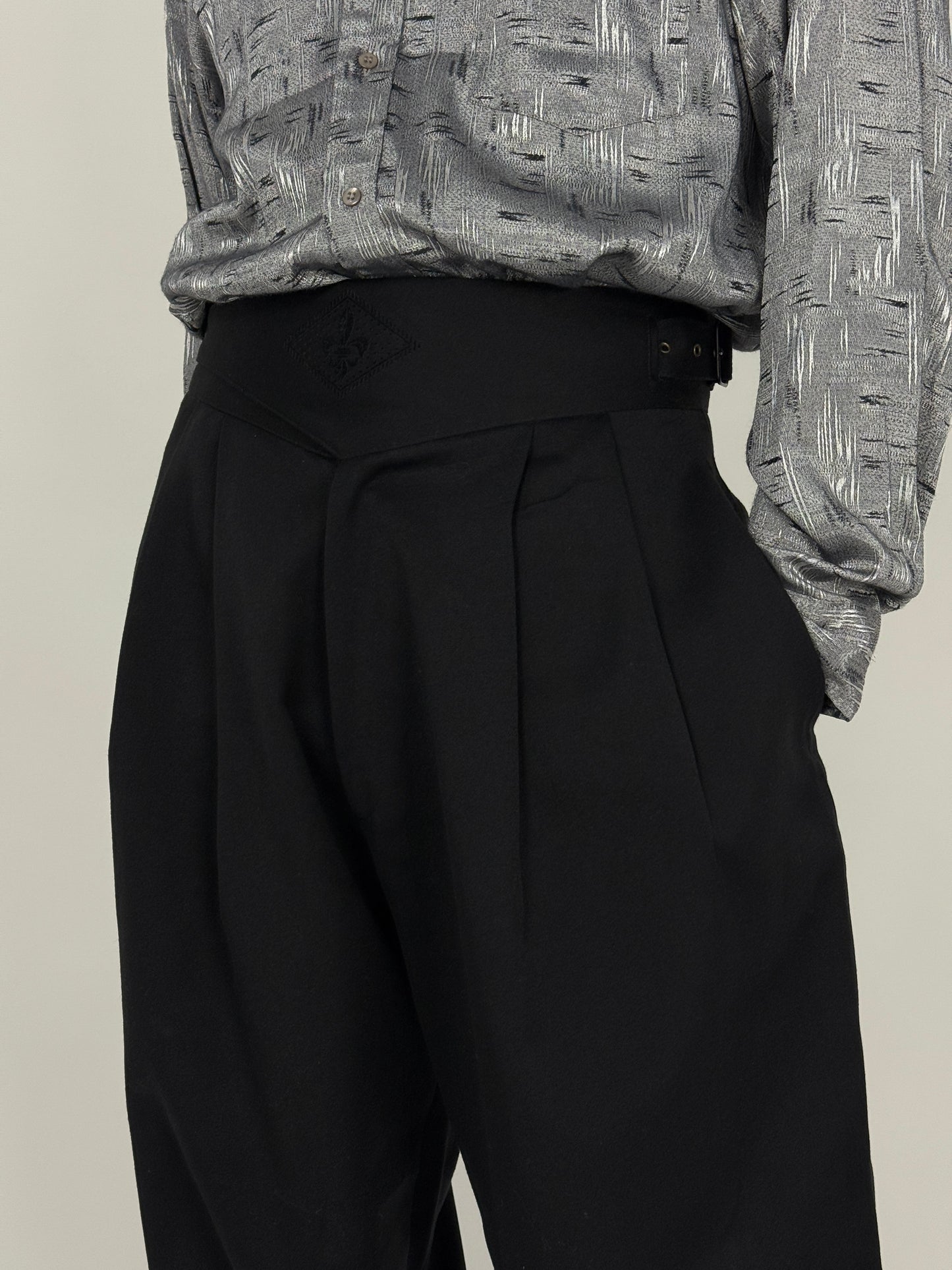 pantalone-anni-80-nero-vita-alta-con-doppia-pences-e-ricamo-e-fibbie