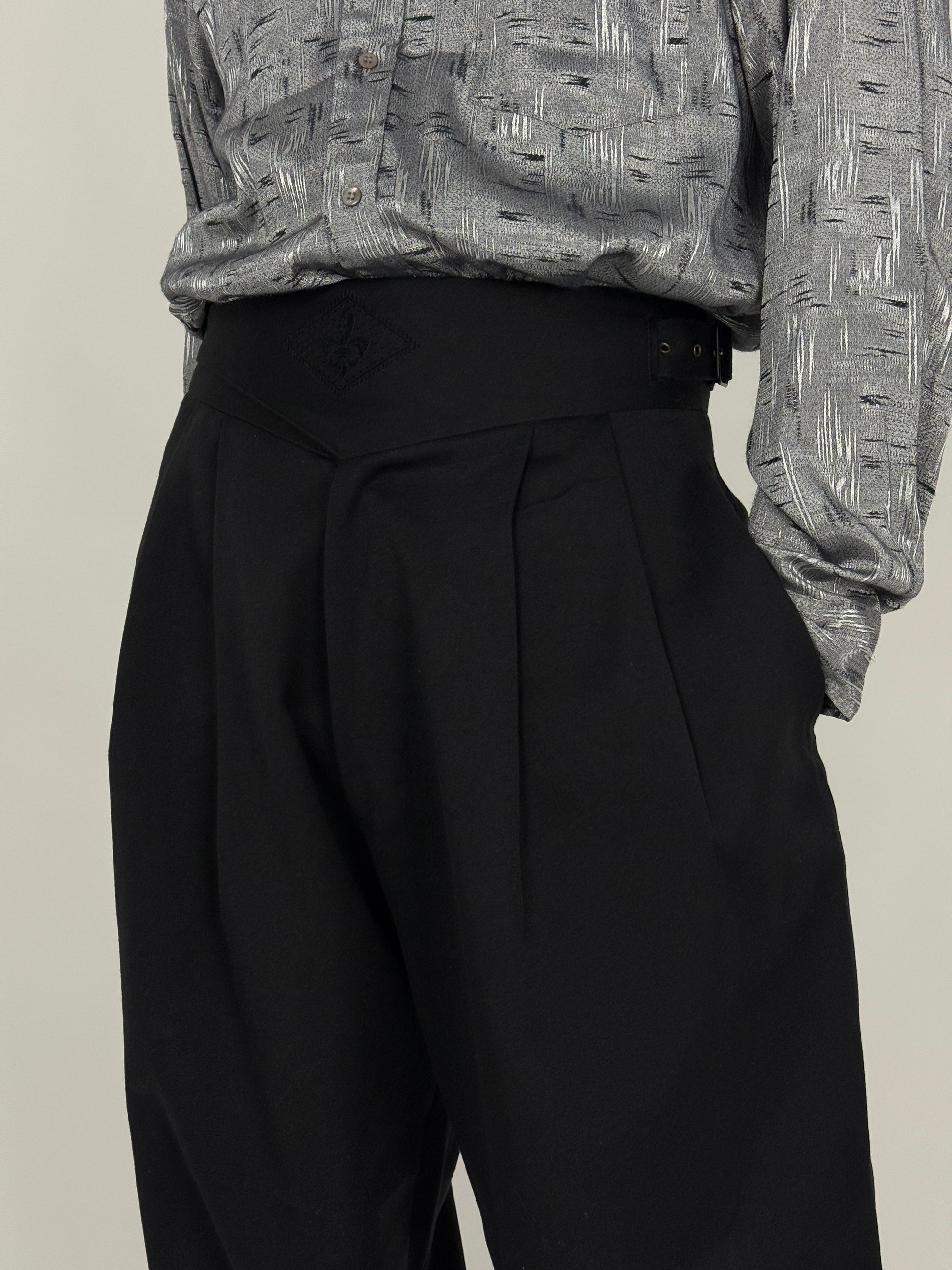 pantalone-anni-80-nero-vita-alta-con-doppia-pences-e-ricamo-e-fibbie