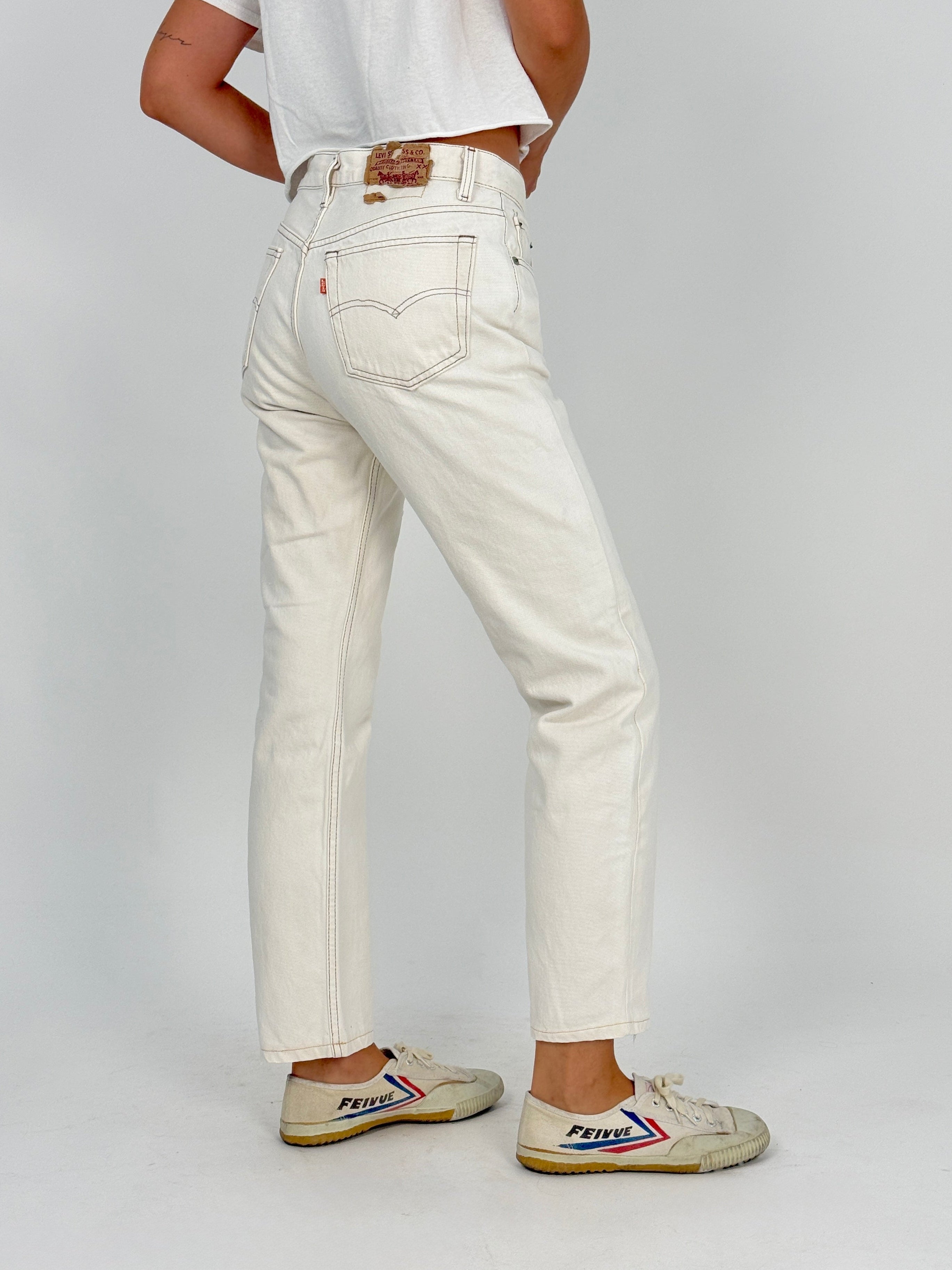 Levi's 501 Orange Tab Made in USA ecru vintage - fronte tre quarti indossato W32